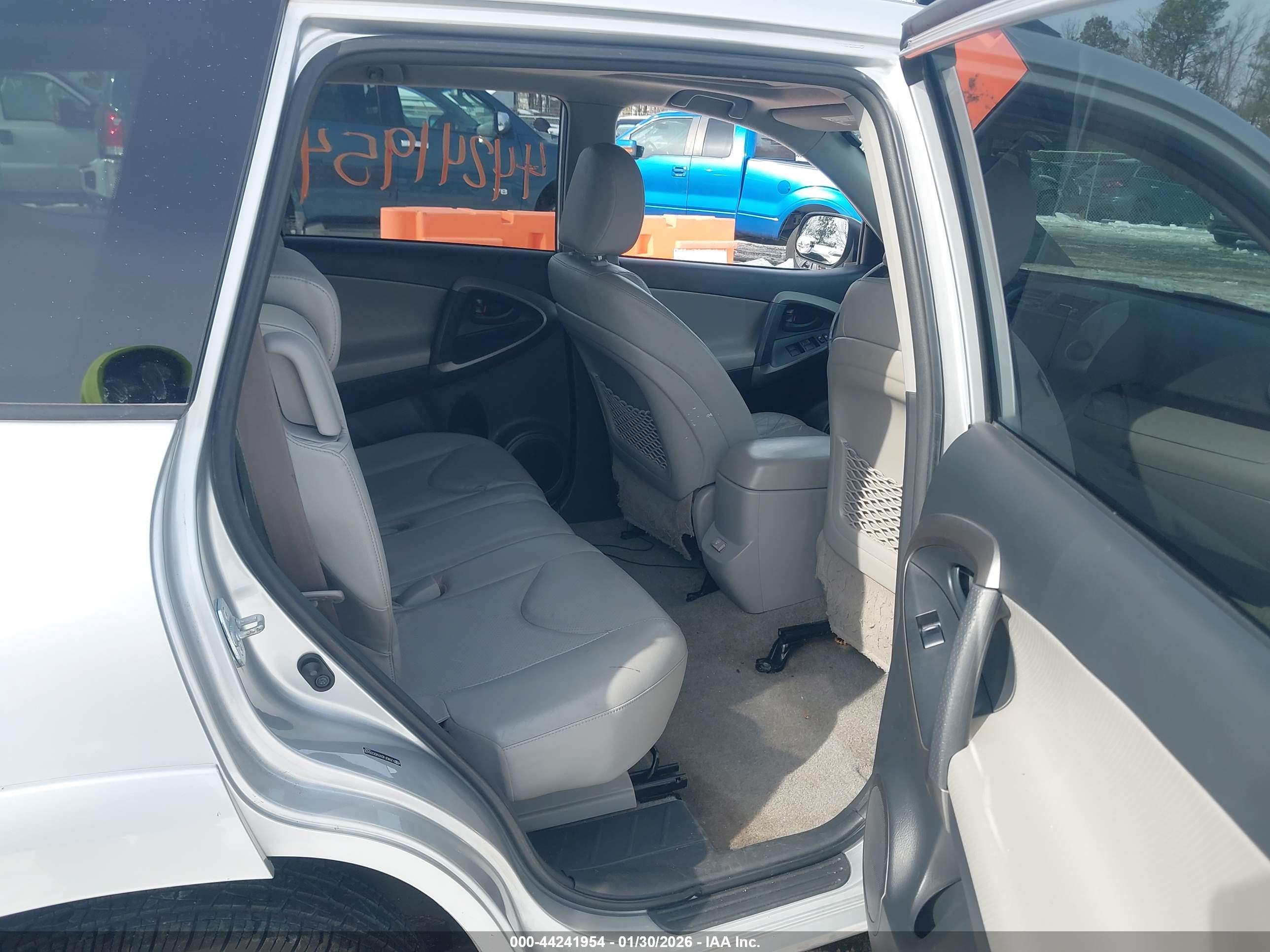 TOYOTA RAV4 image 8