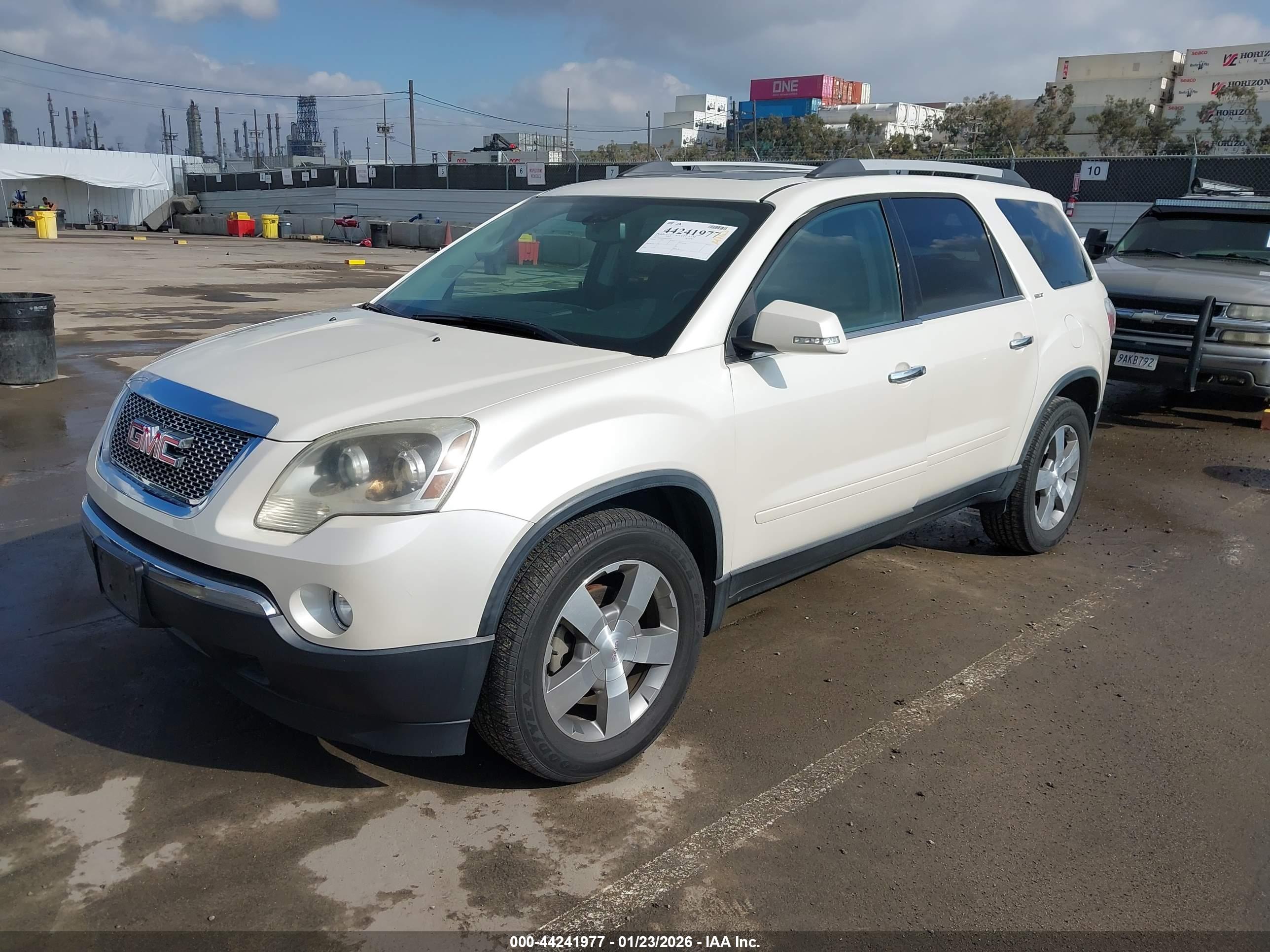 GMC ACADIA image 2