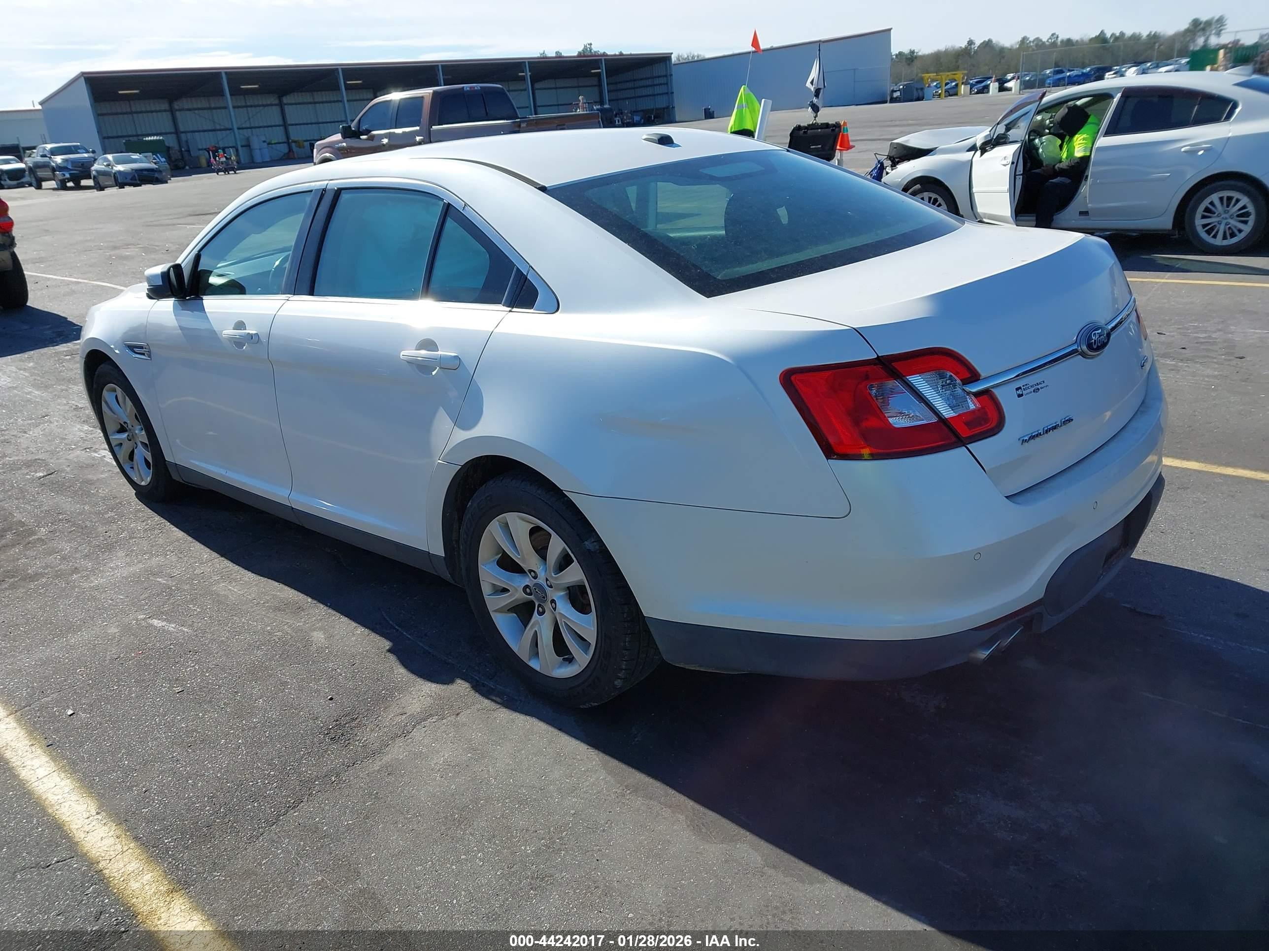 FORD TAURUS image 3