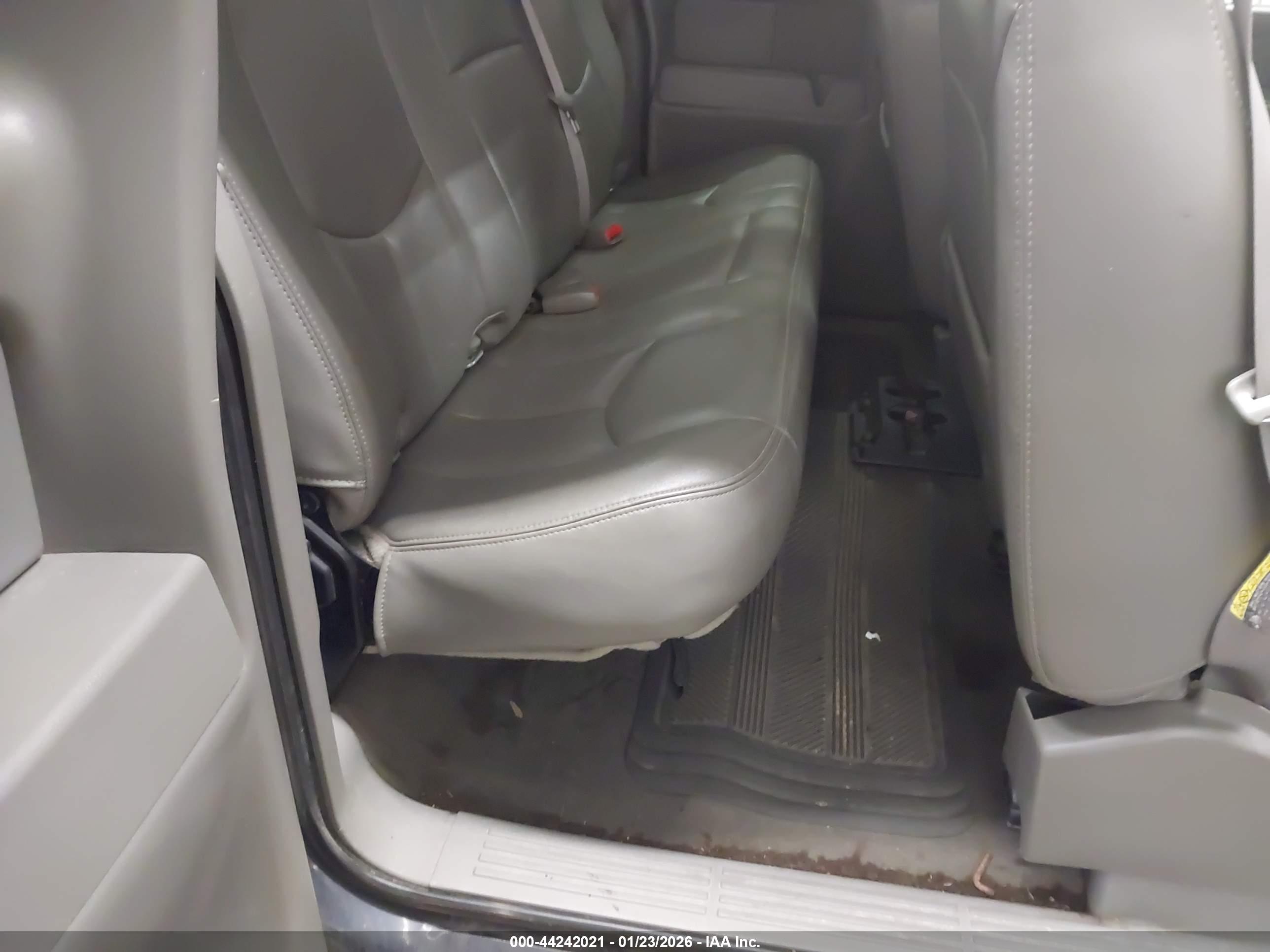 CHEVROLET SILVERADO image 8