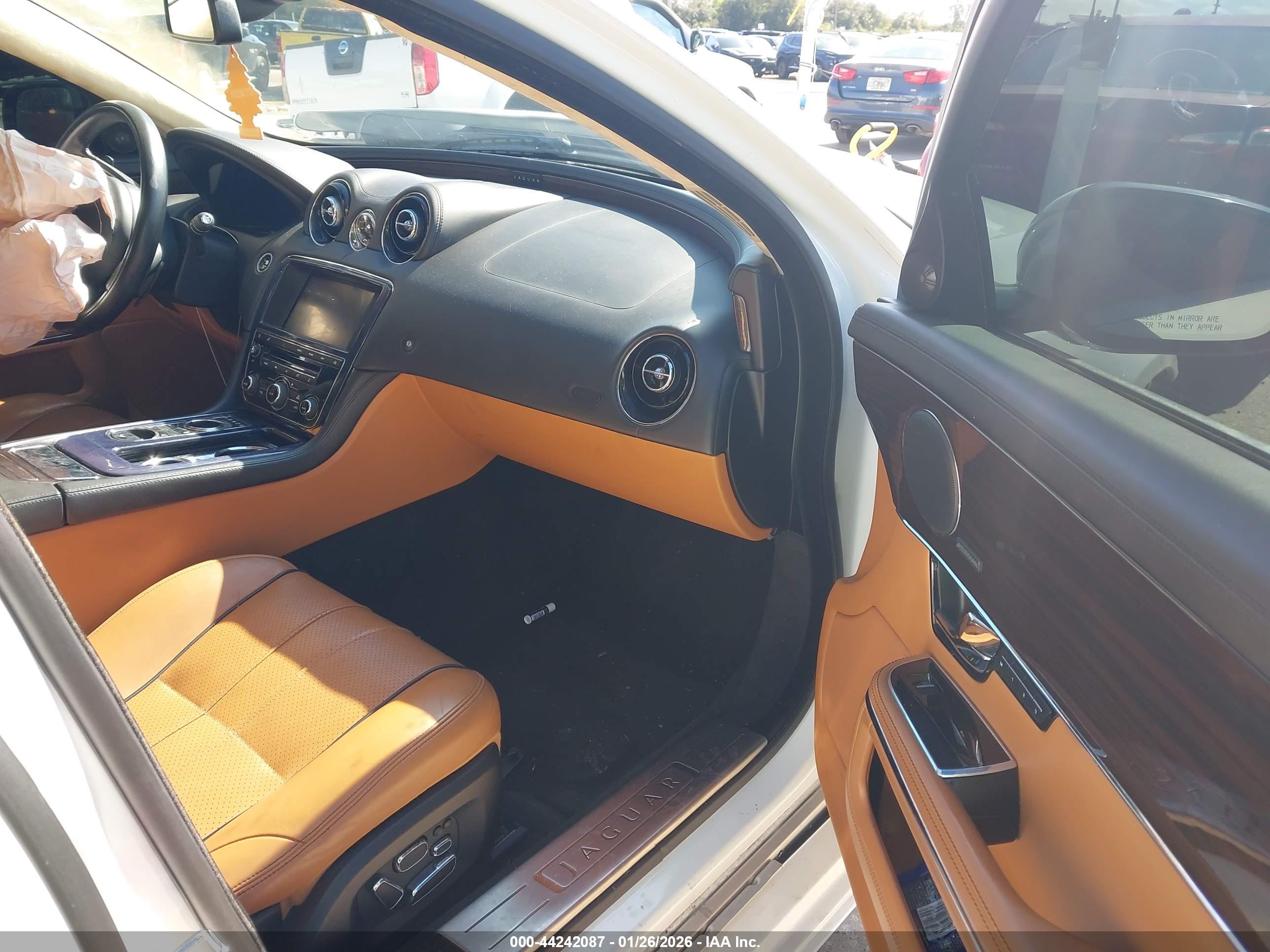 JAGUAR XJ image 5