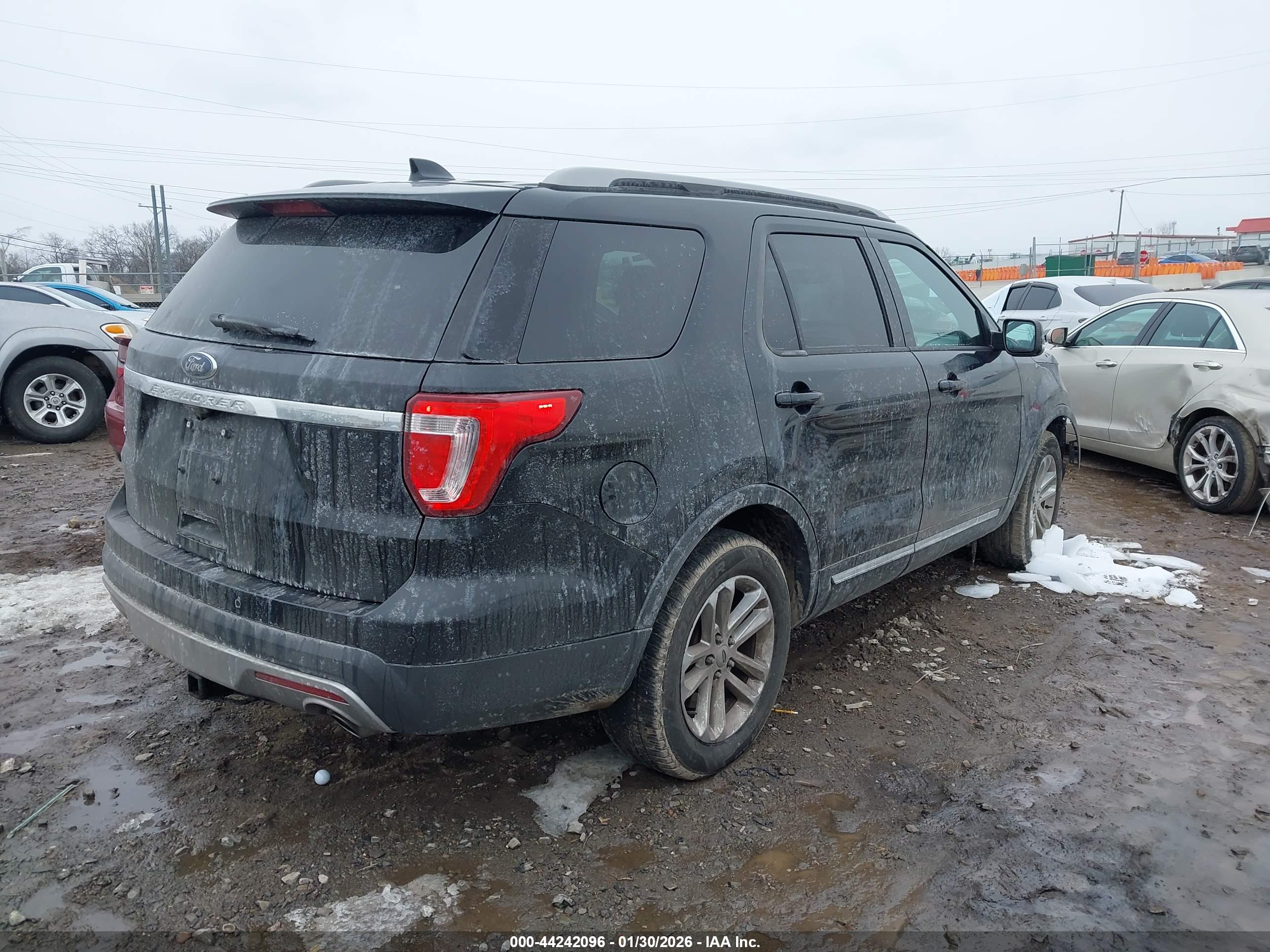 FORD EXPLORER image 4