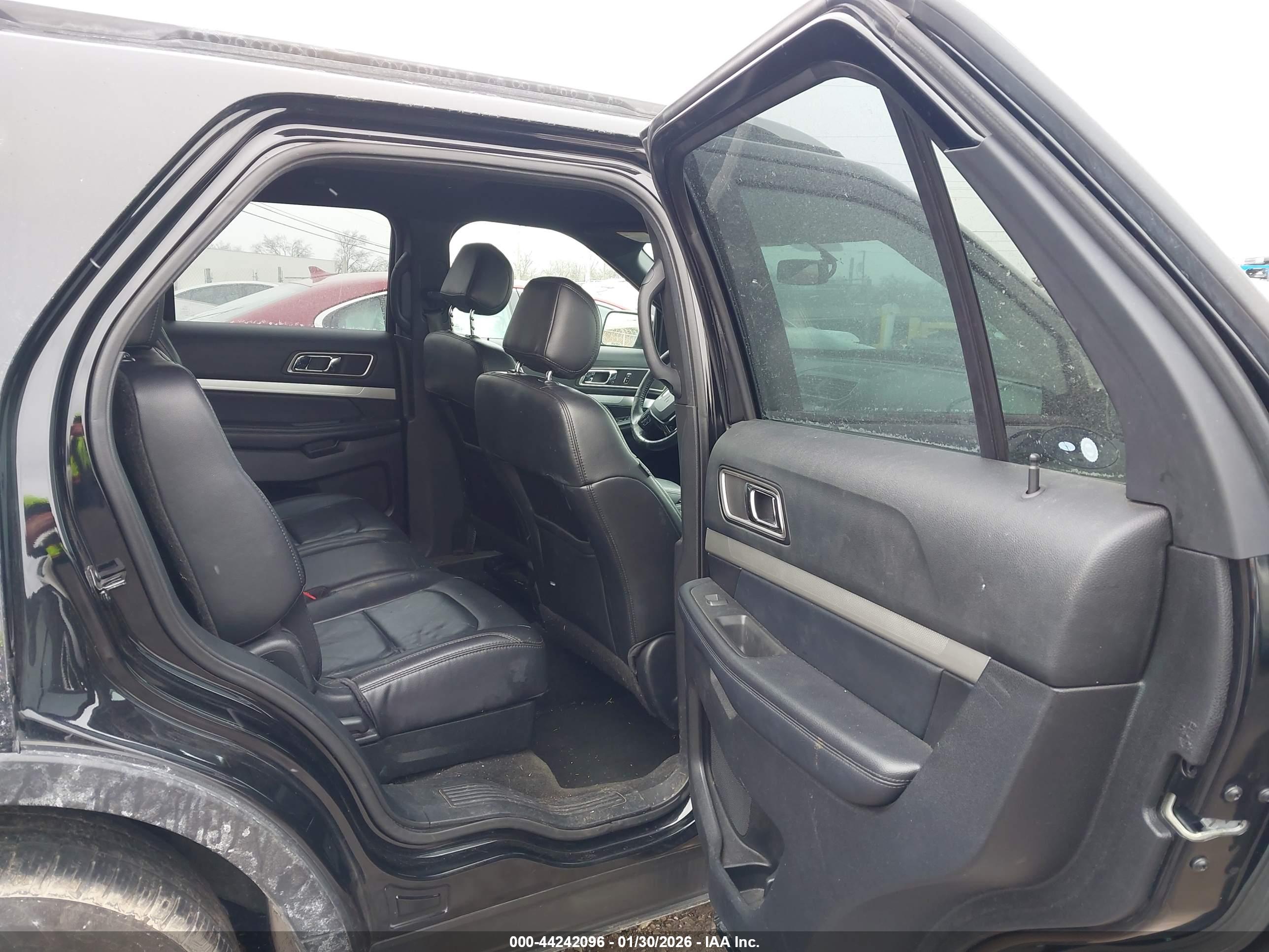 FORD EXPLORER image 8