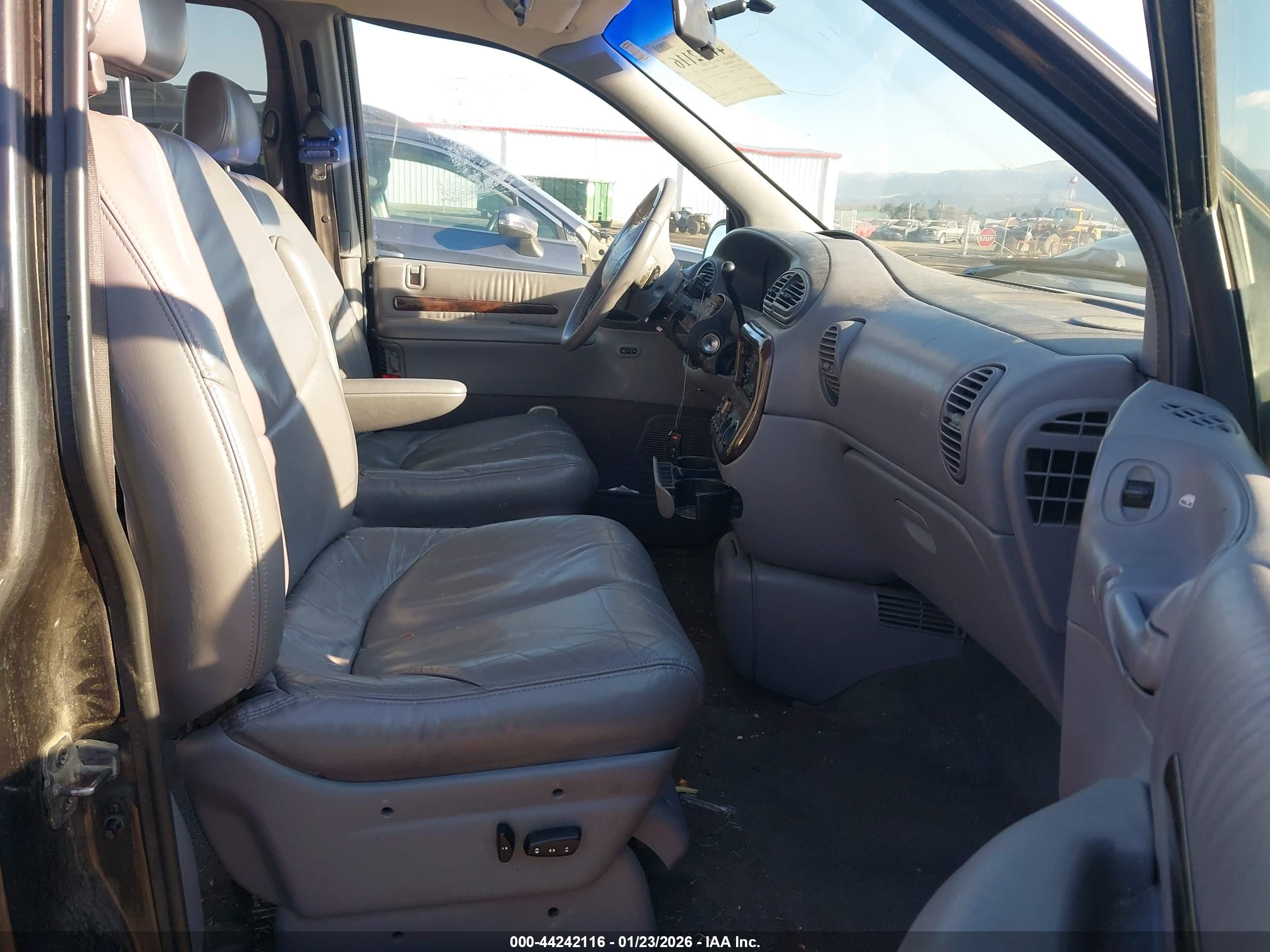 CHRYSLER TOWN image 5