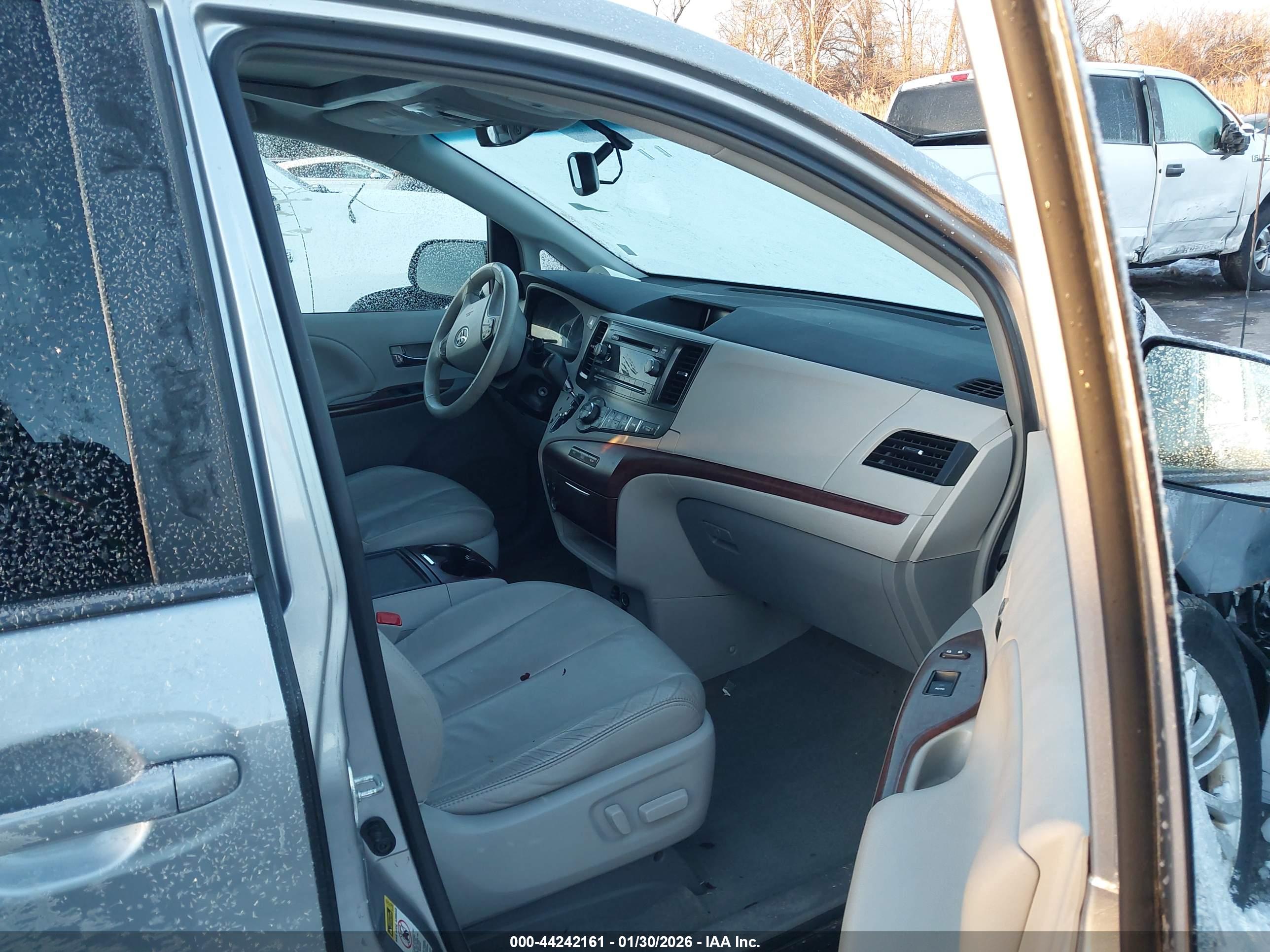 TOYOTA SIENNA image 5