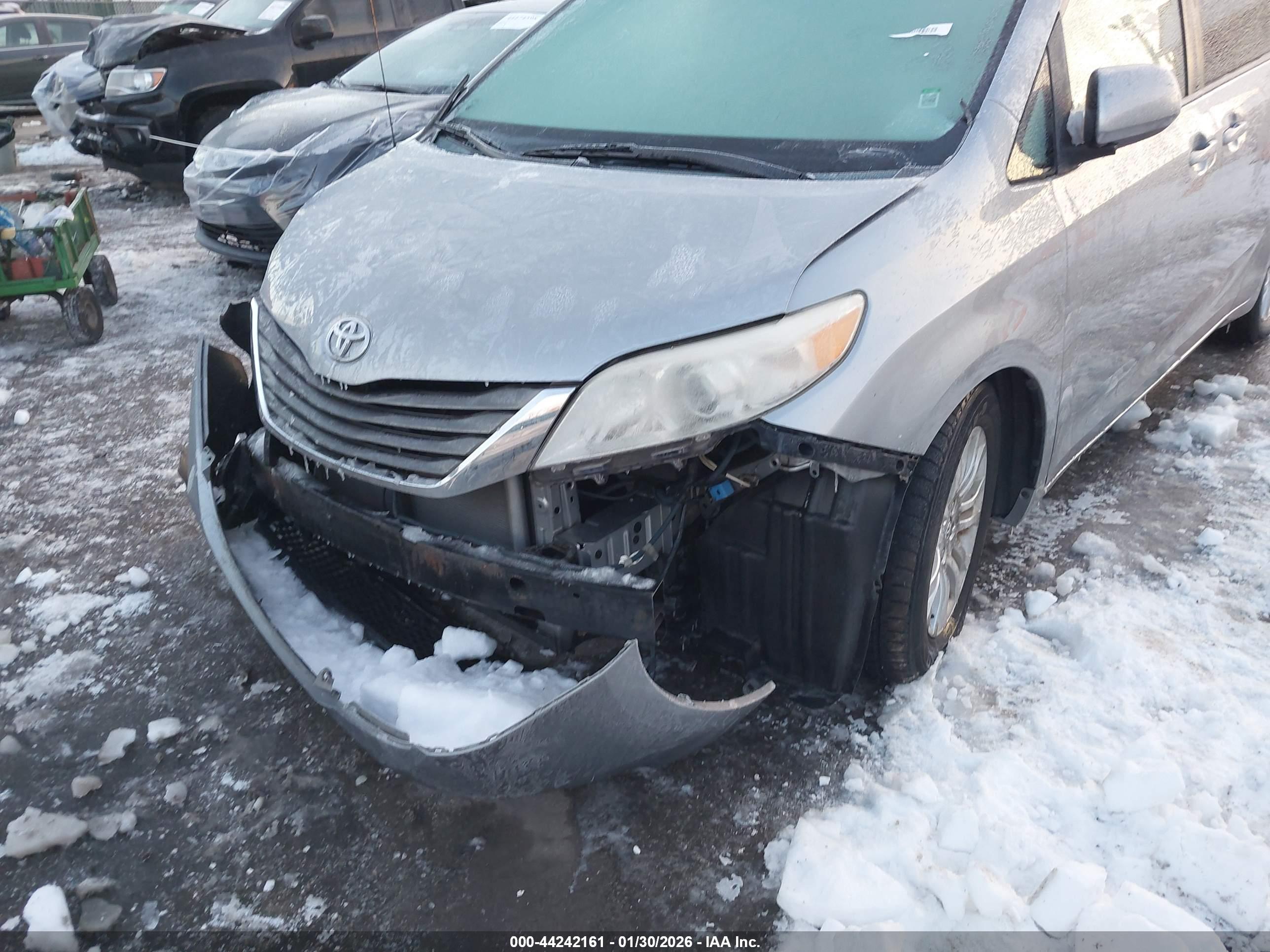 TOYOTA SIENNA image 6