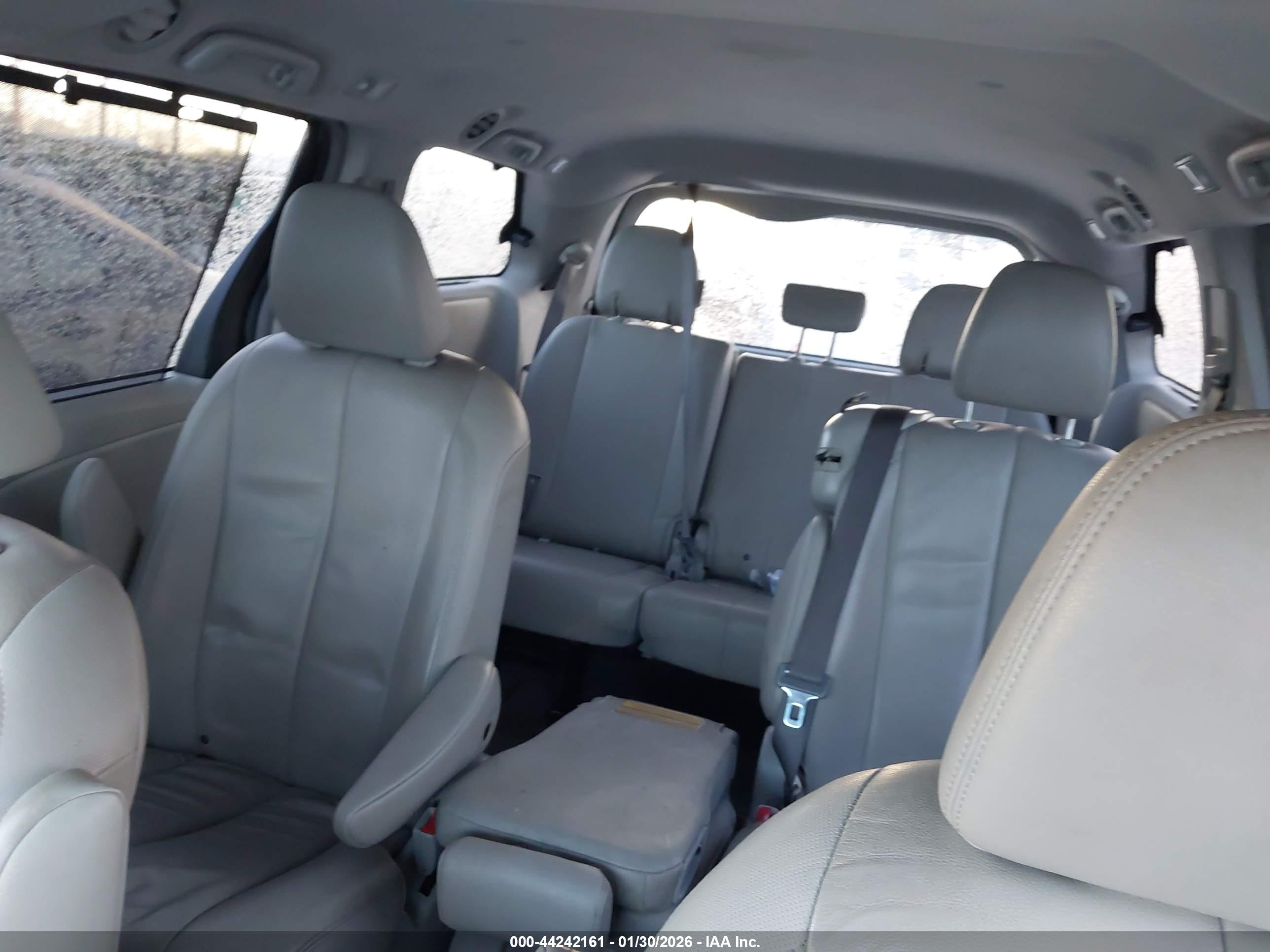 TOYOTA SIENNA image 8