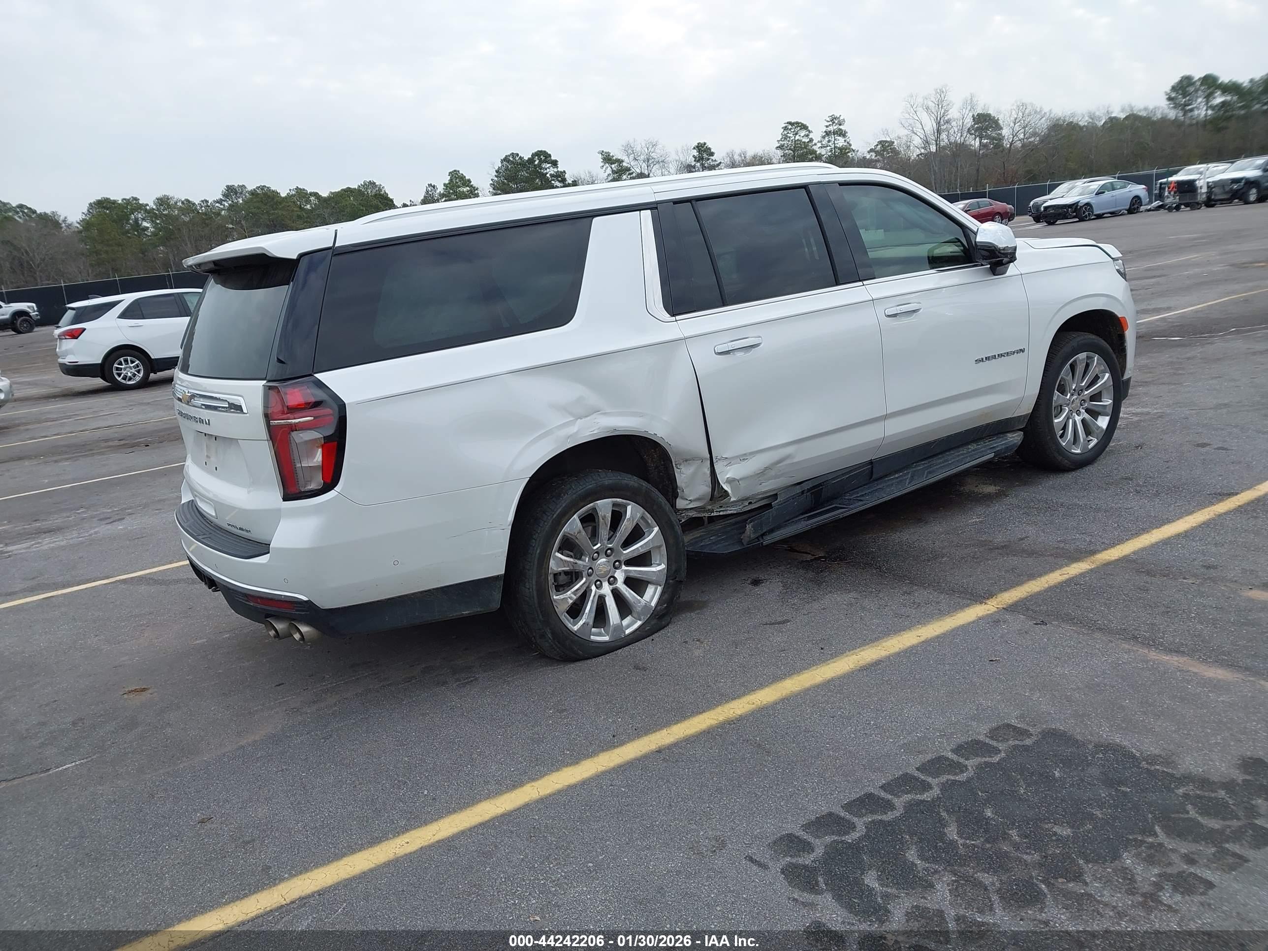 CHEVROLET SUBURBAN image 4