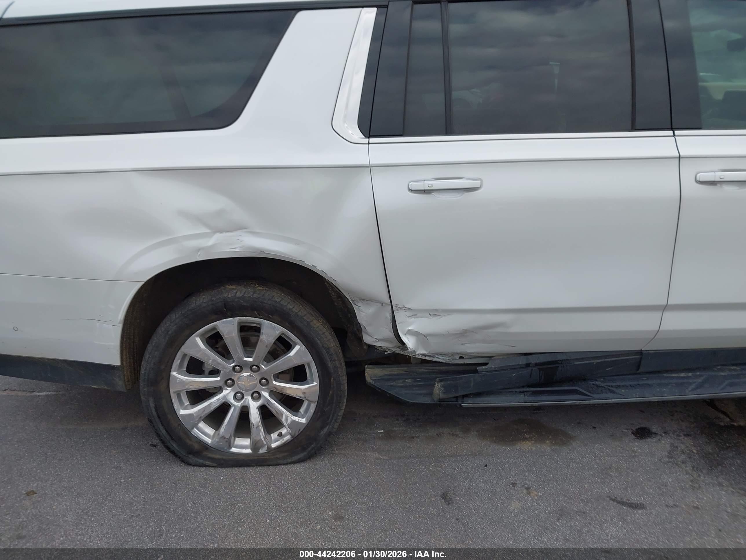 CHEVROLET SUBURBAN image 6