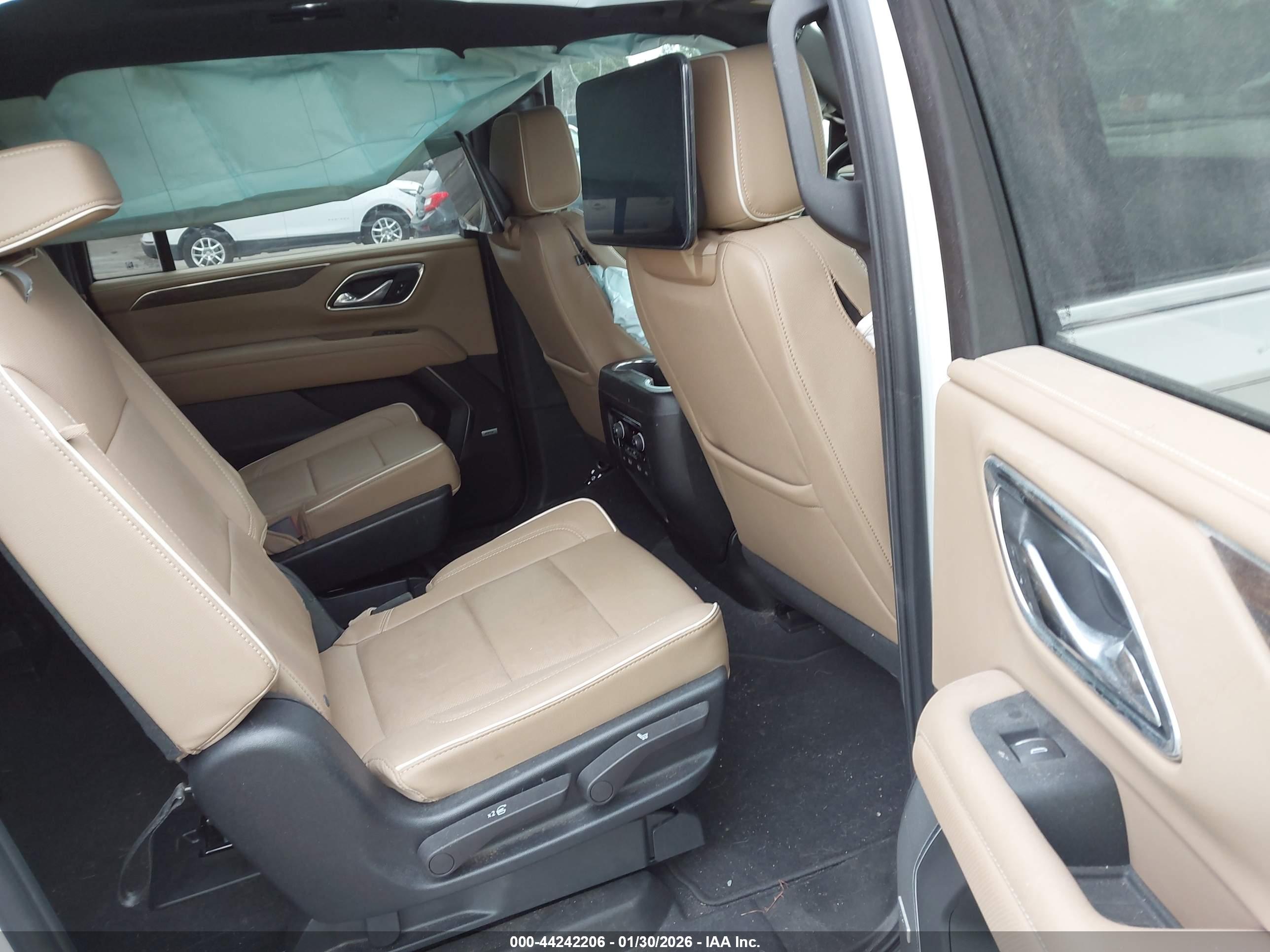 CHEVROLET SUBURBAN image 8