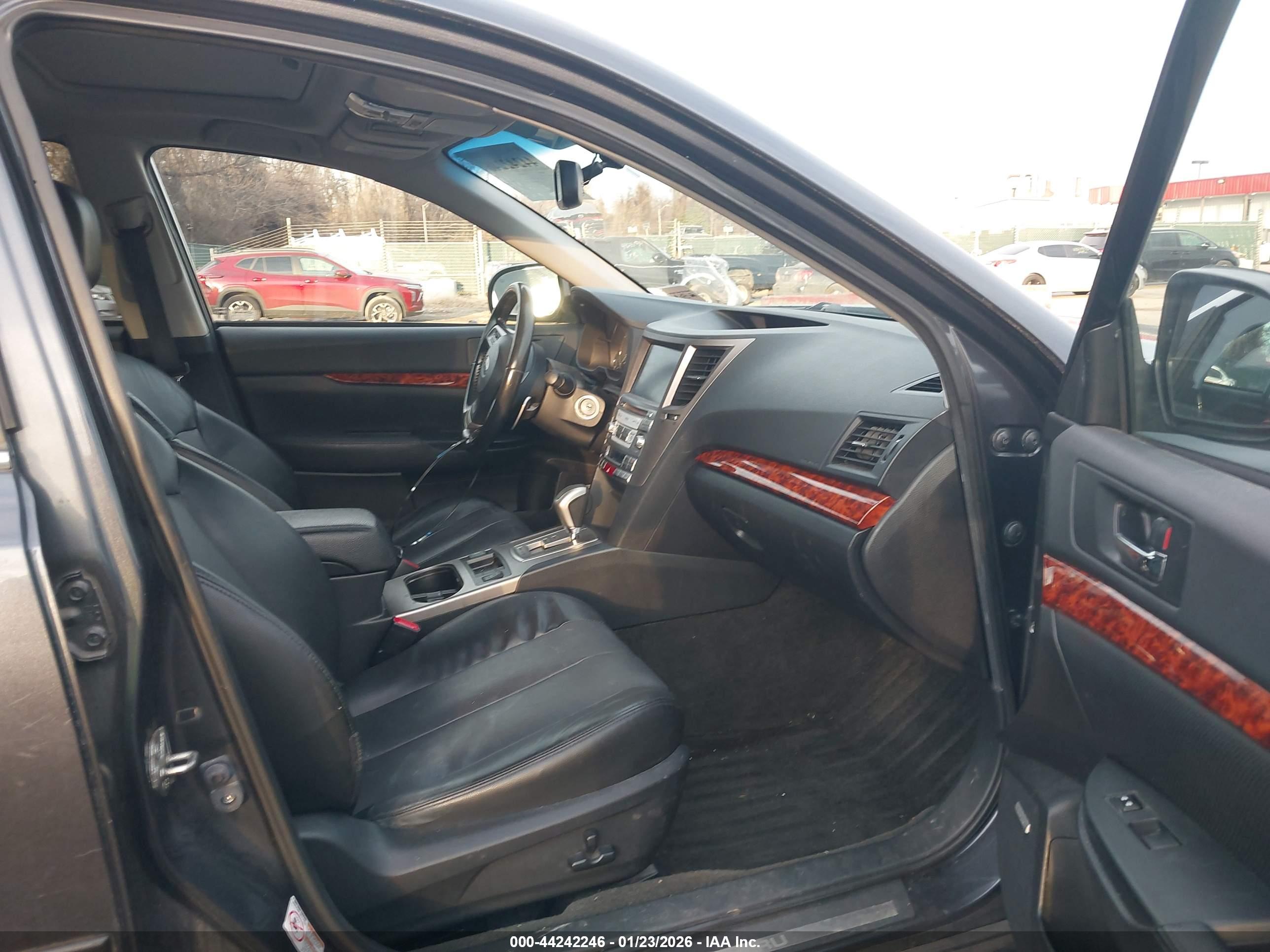 SUBARU OUTBACK image 5