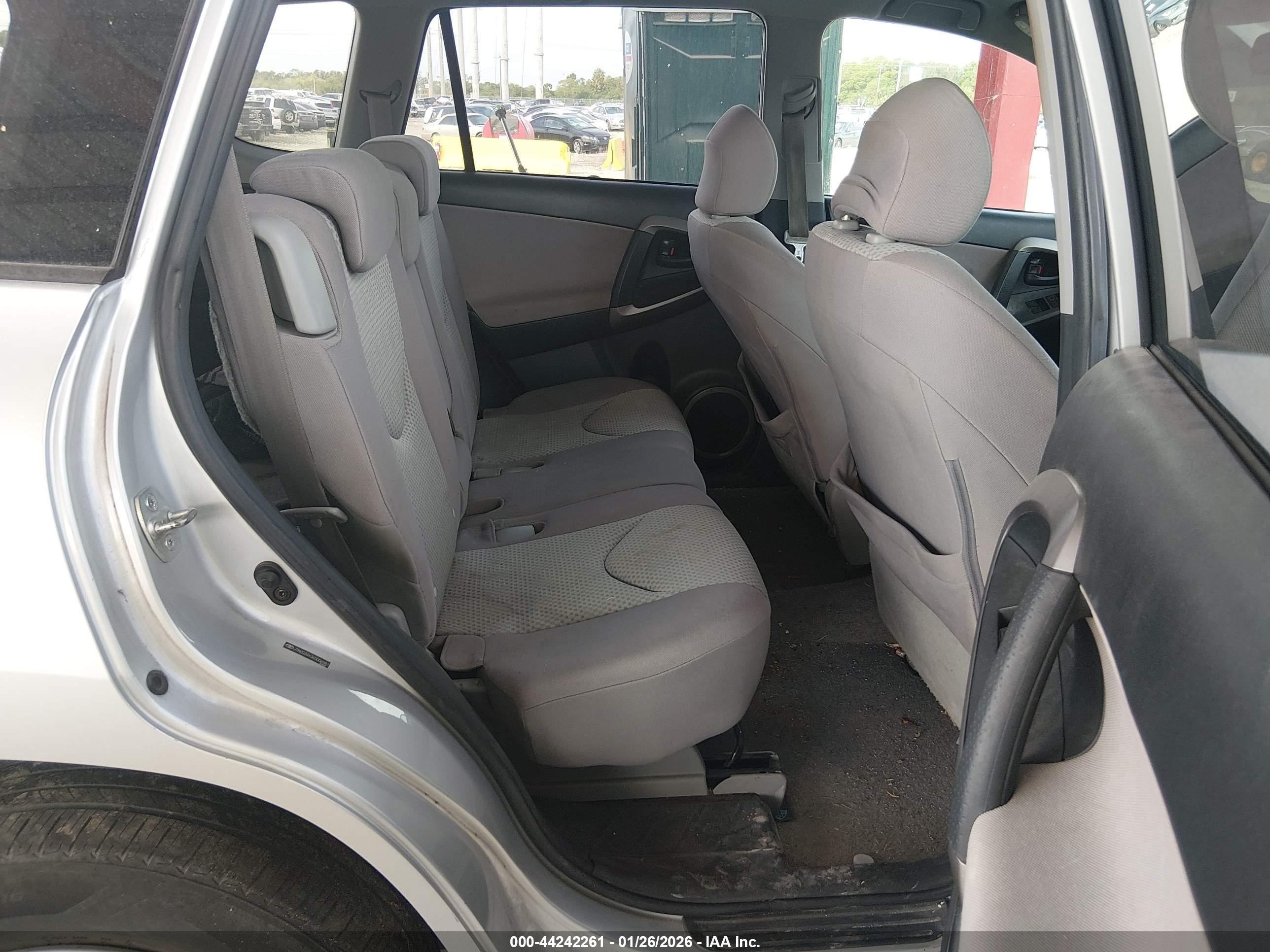 TOYOTA RAV4 image 8