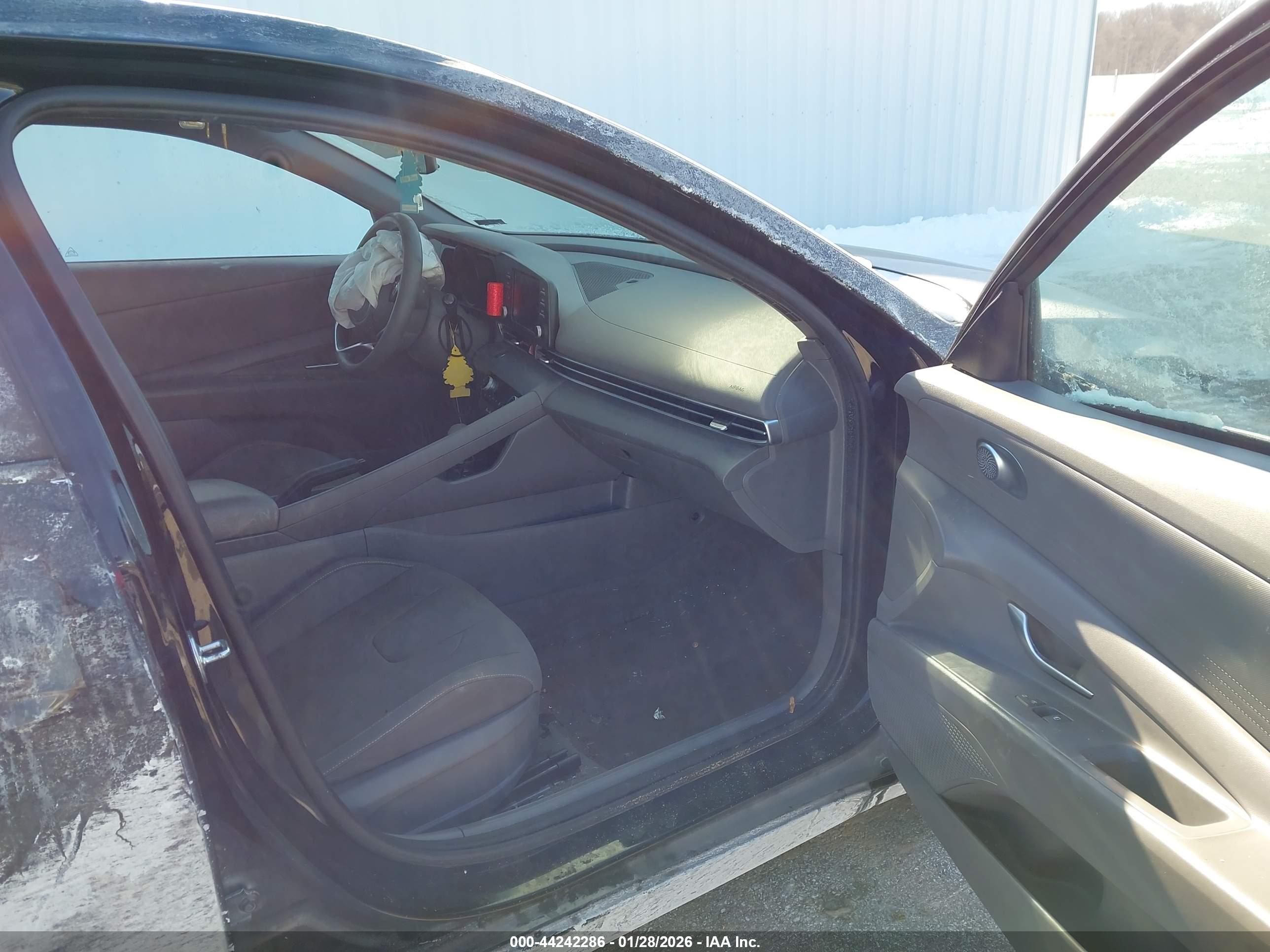 HYUNDAI ELANTRA image 5
