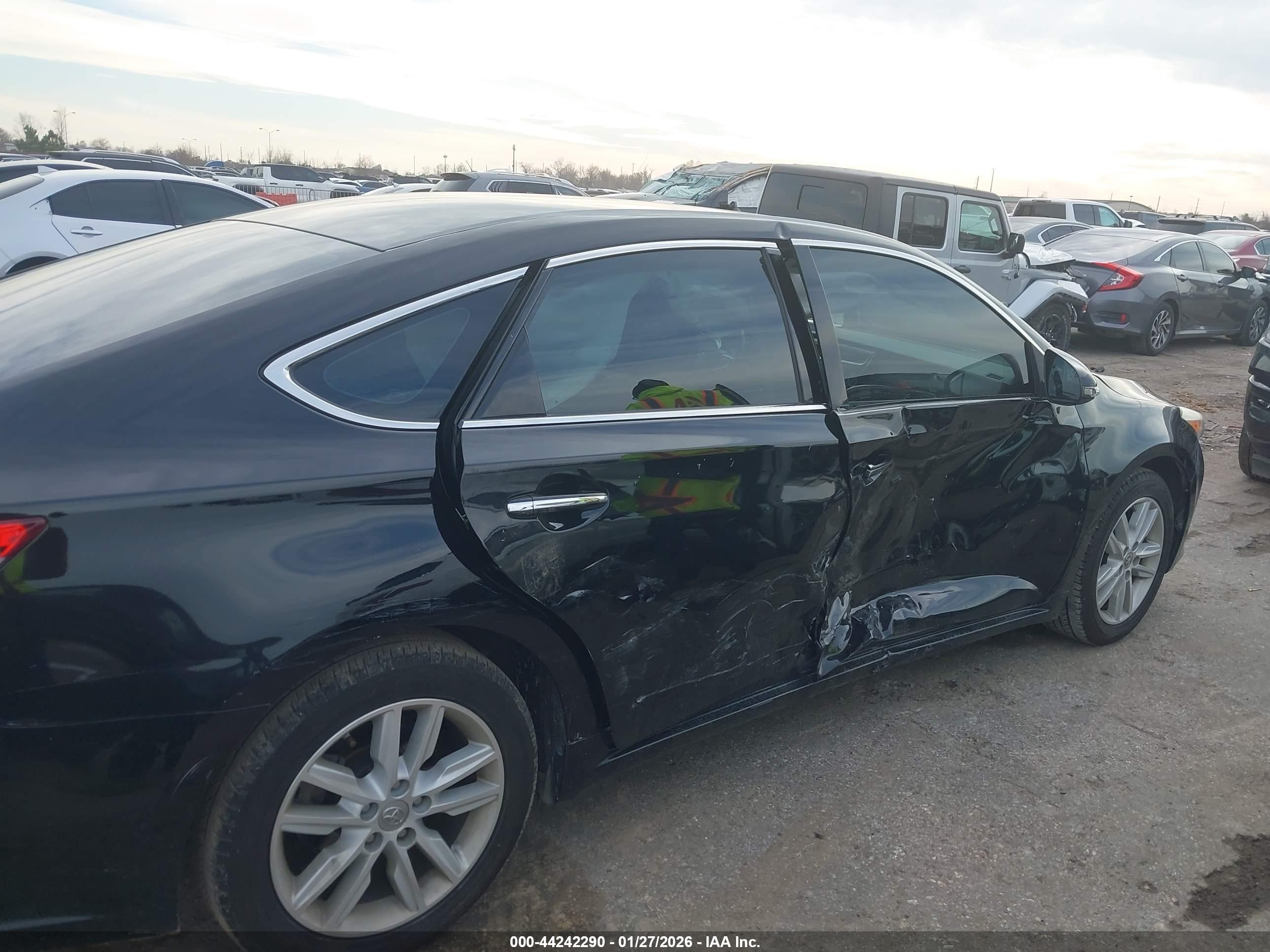 TOYOTA AVALON image 6