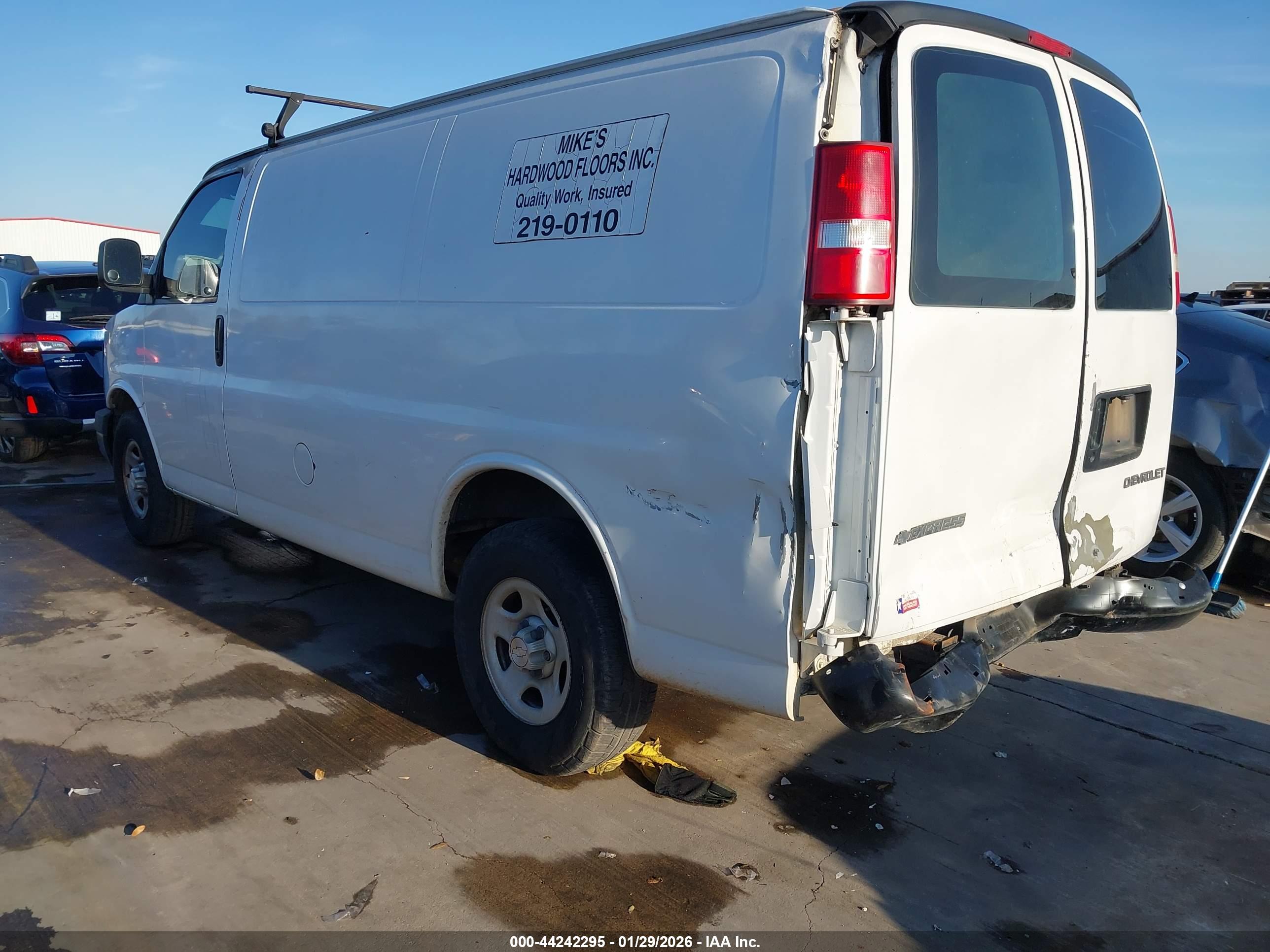 CHEVROLET EXPRESS image 3
