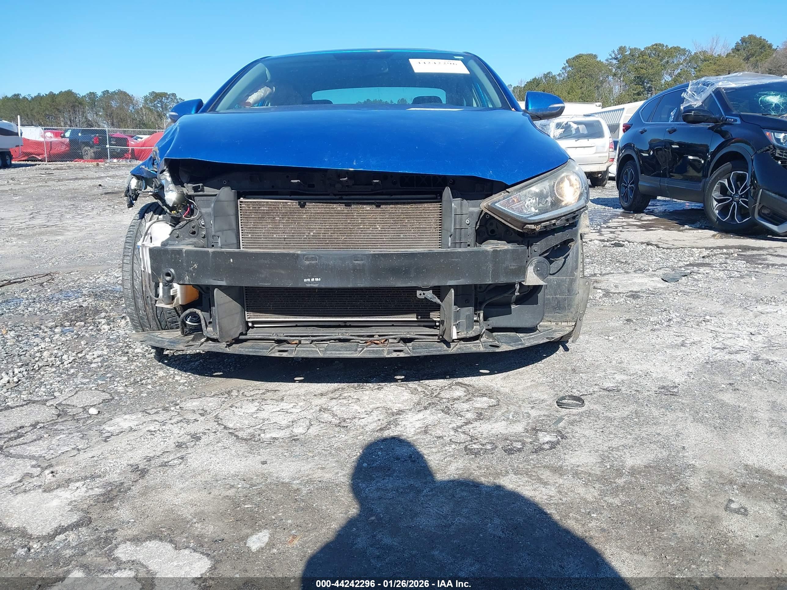 HYUNDAI ELANTRA image 6