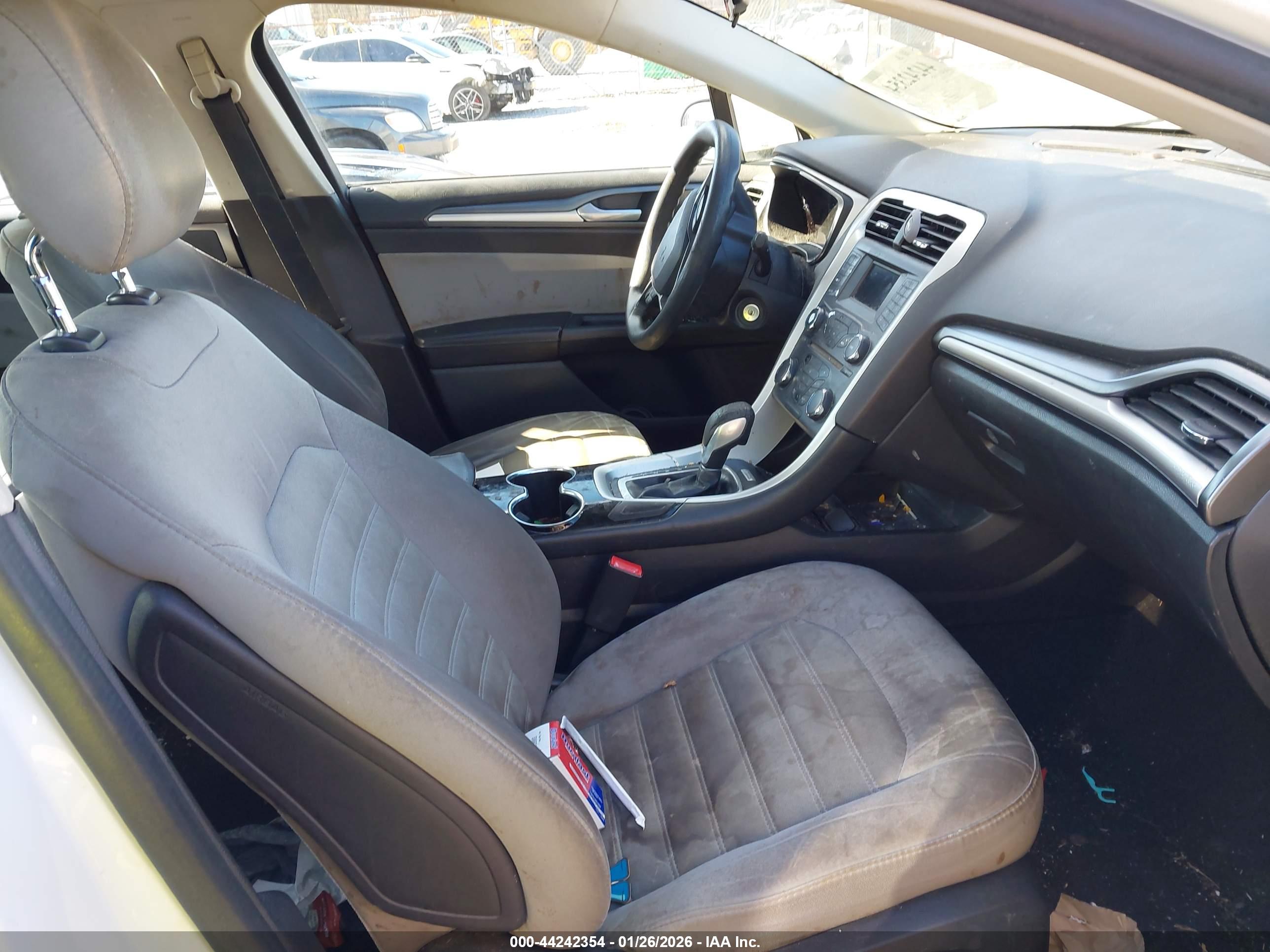 FORD FUSION image 5