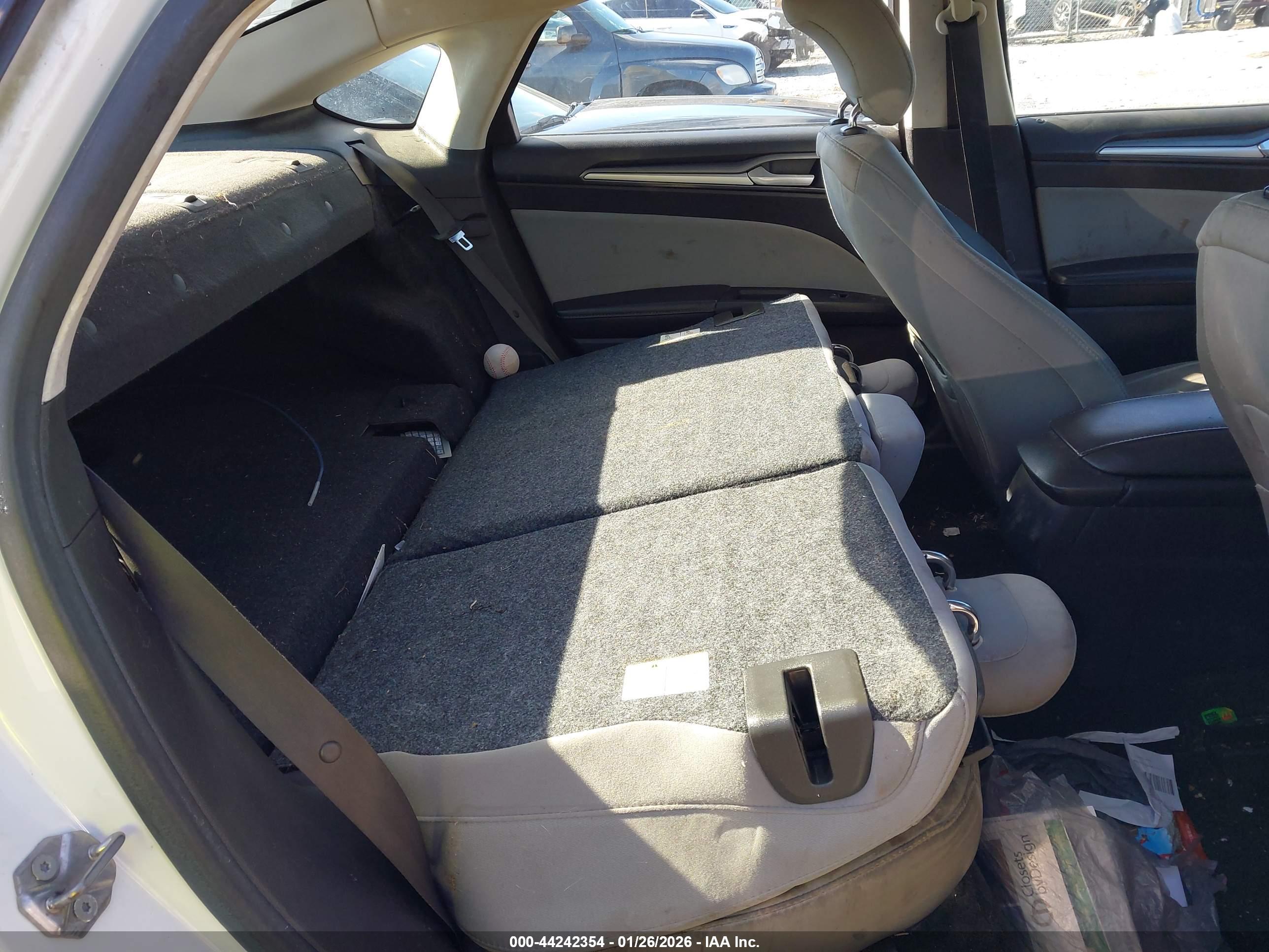 FORD FUSION image 8