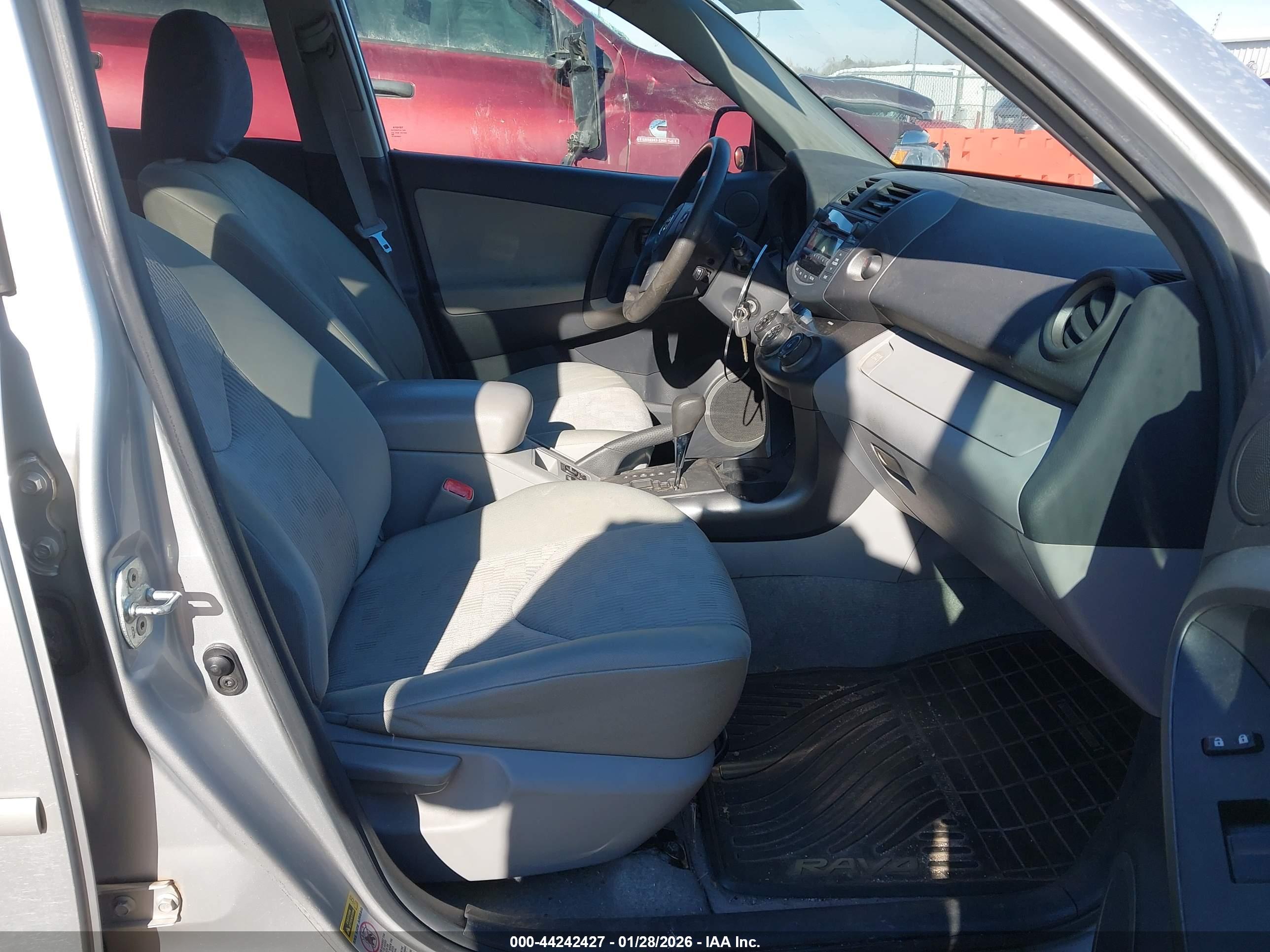 TOYOTA RAV4 image 5