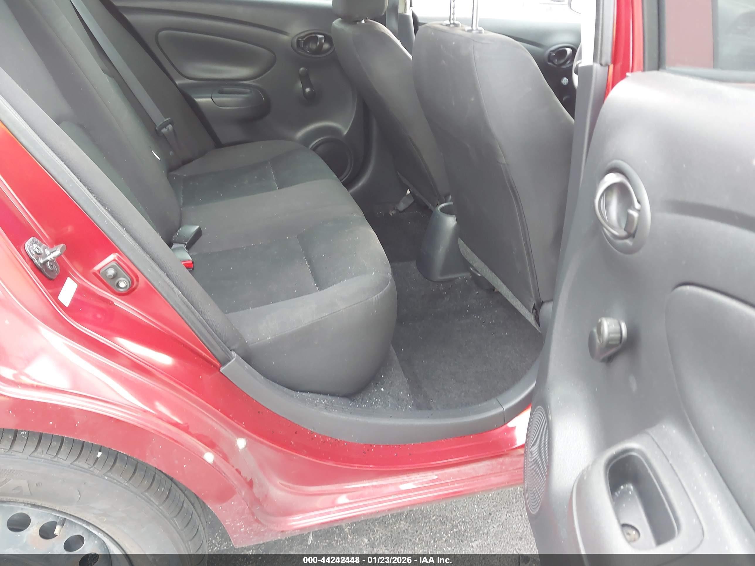 NISSAN VERSA image 8