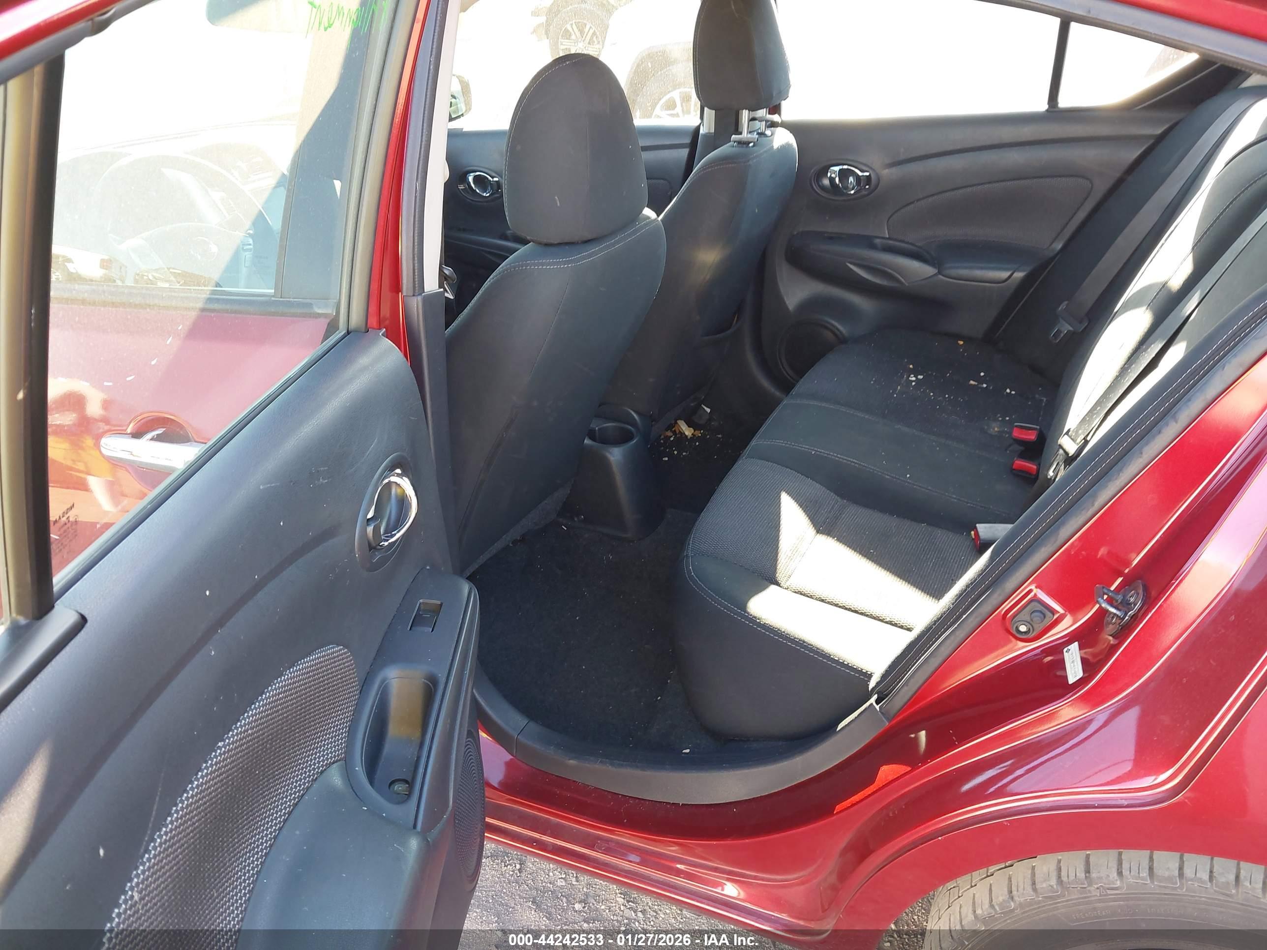 NISSAN VERSA image 8