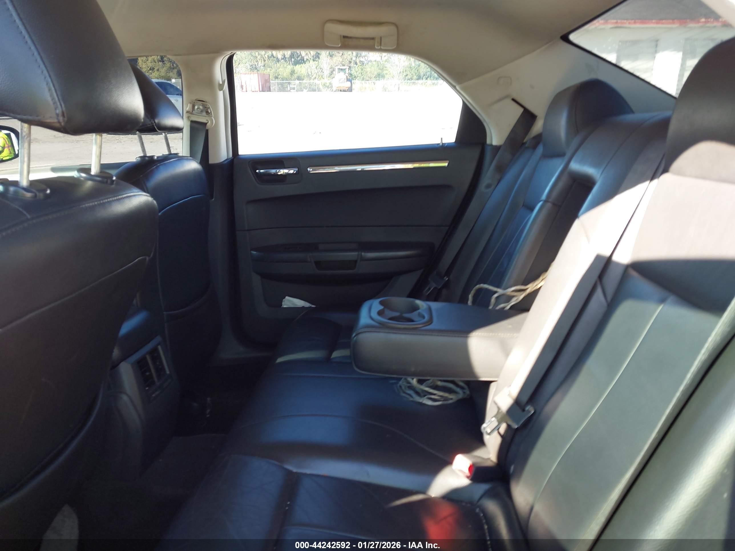 CHRYSLER 300 image 8