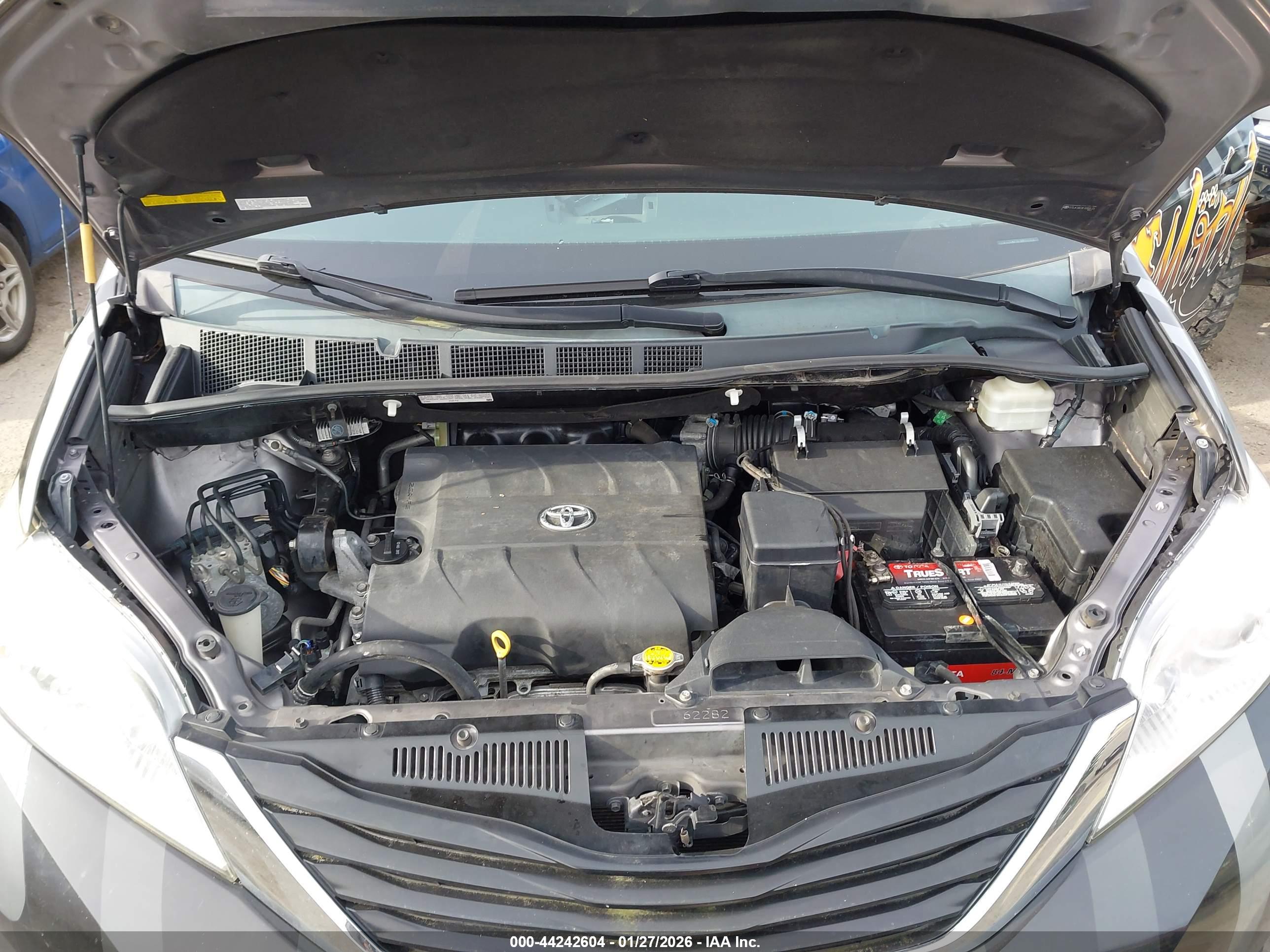 TOYOTA SIENNA image 10