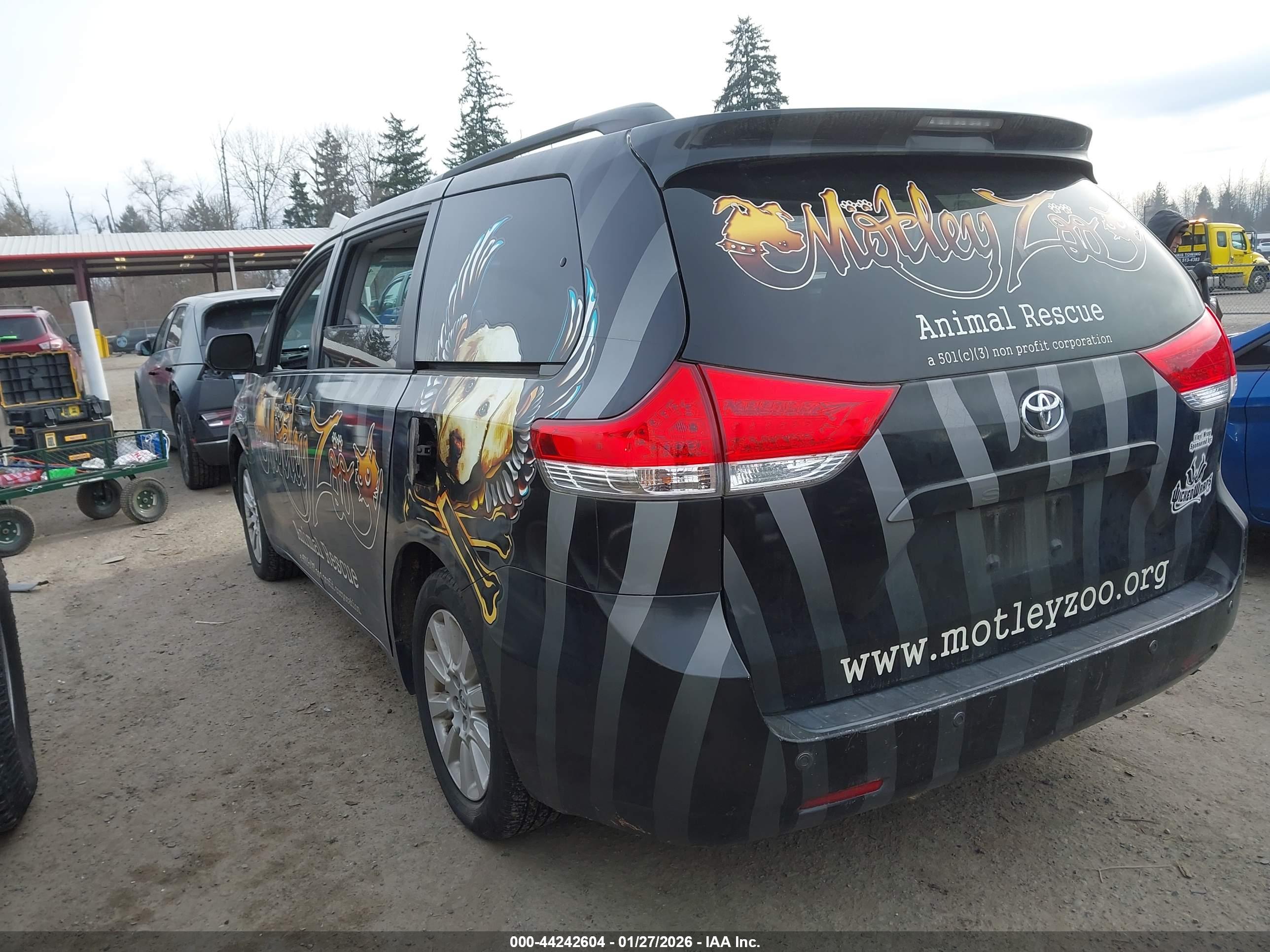 TOYOTA SIENNA image 3