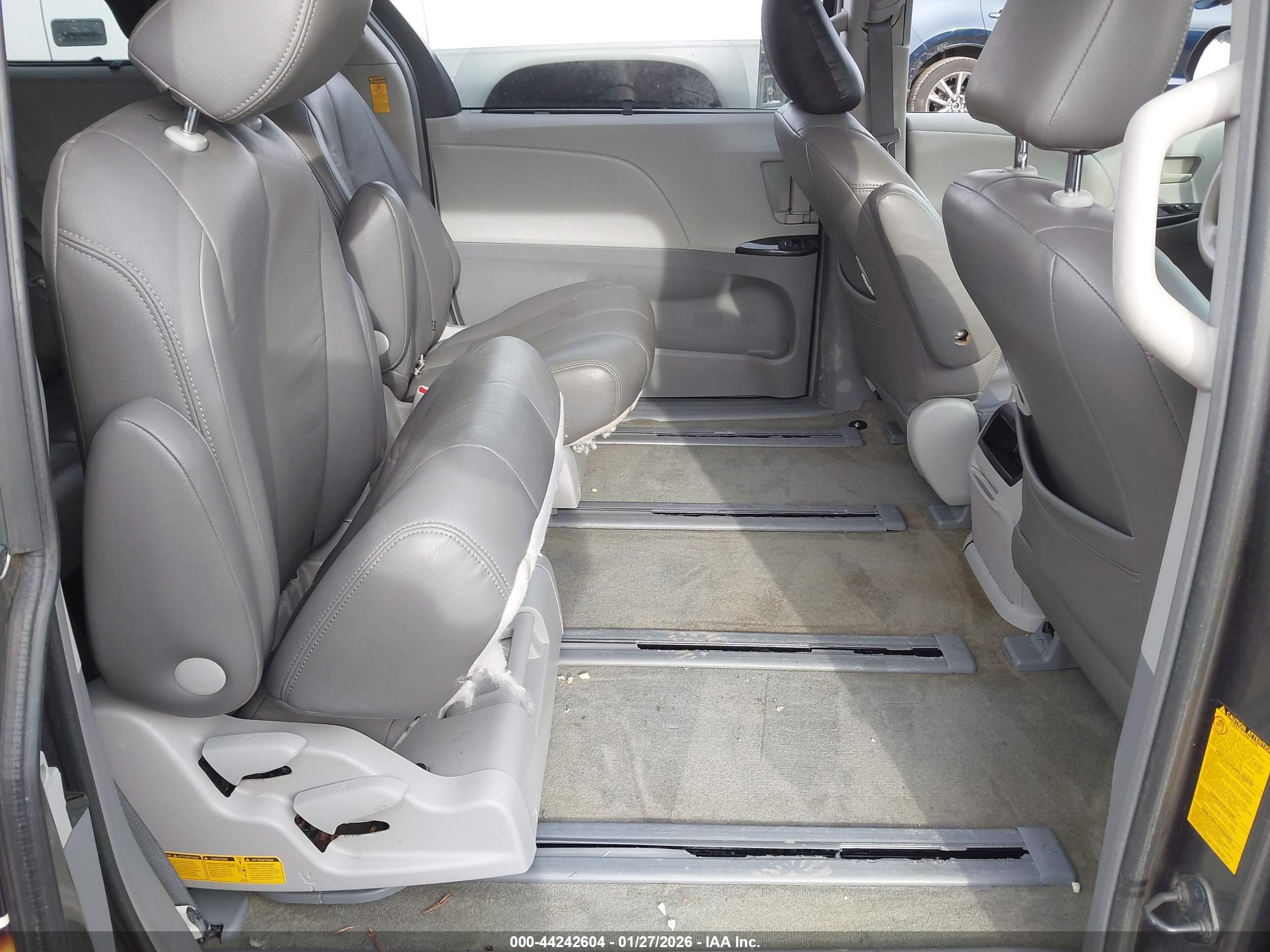 TOYOTA SIENNA image 8