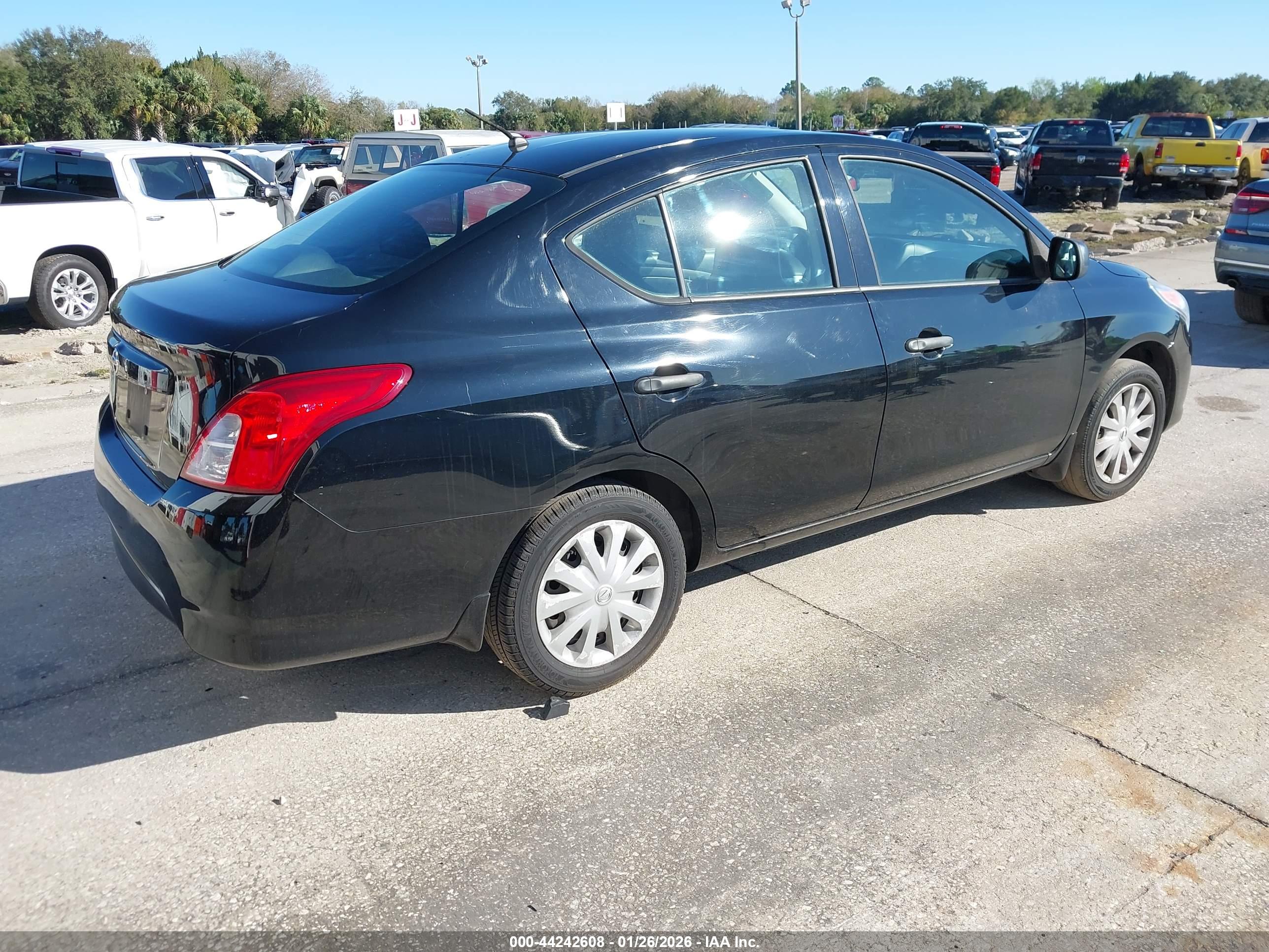 NISSAN VERSA image 4
