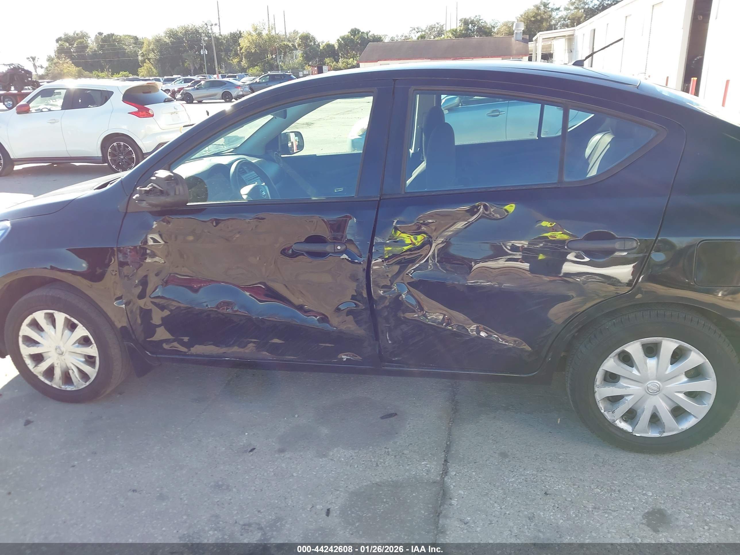 NISSAN VERSA image 6