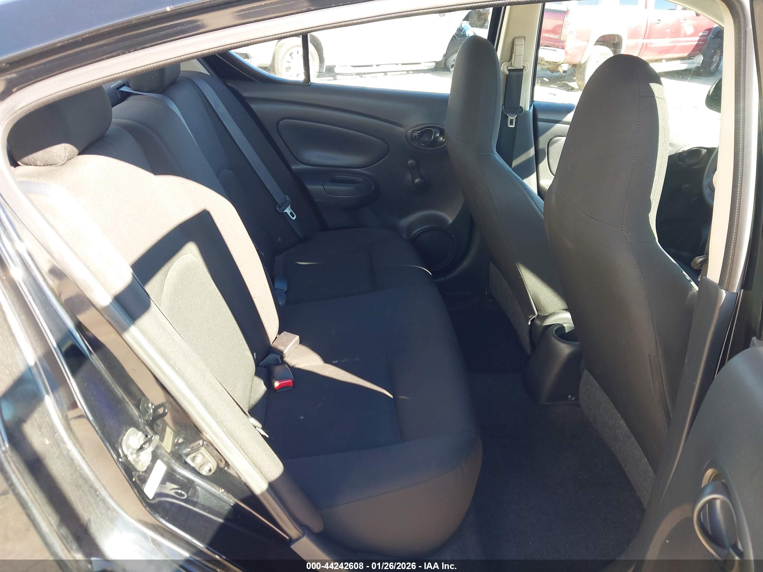 NISSAN VERSA image 8