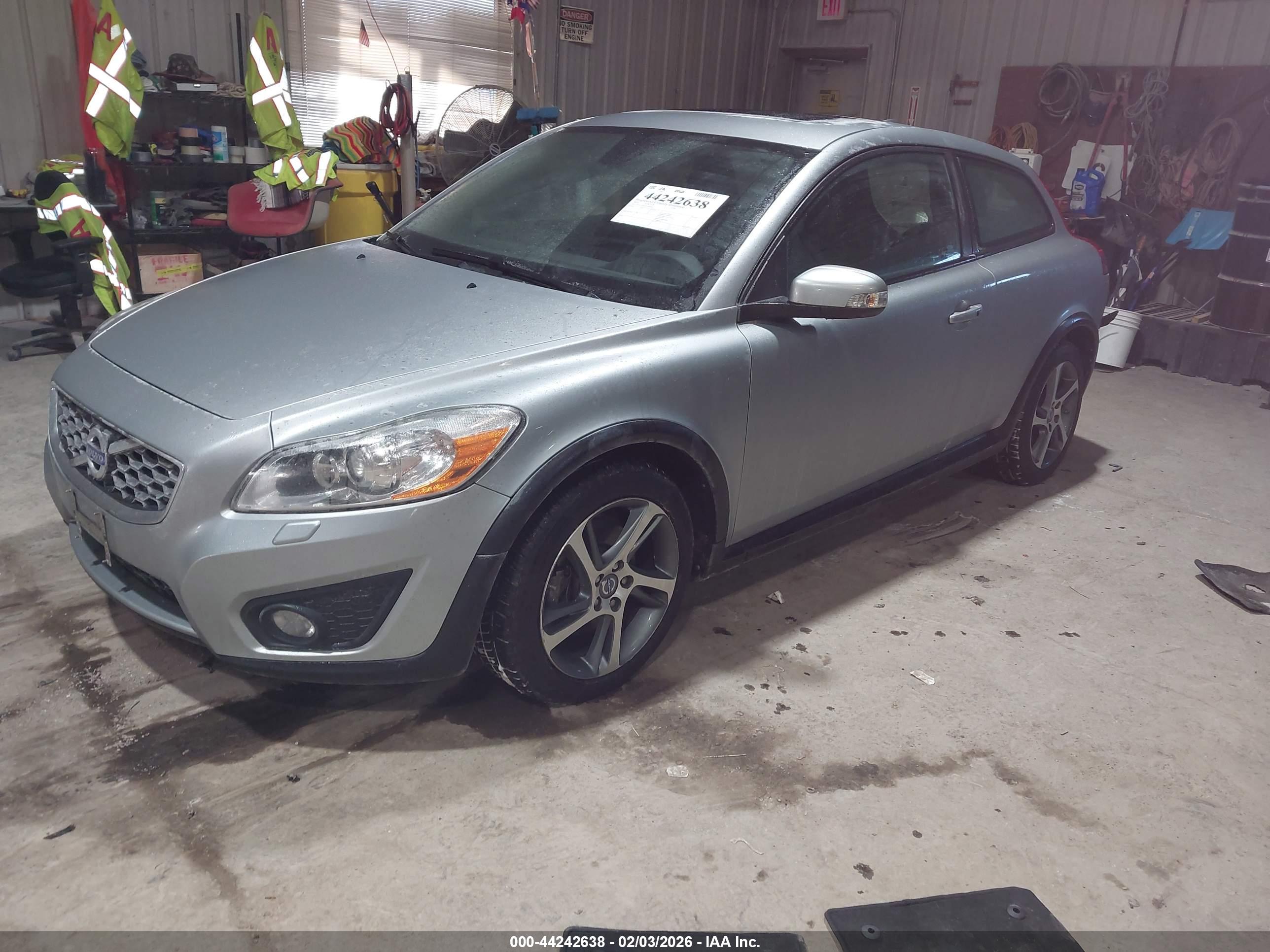 VOLVO C30 image 2