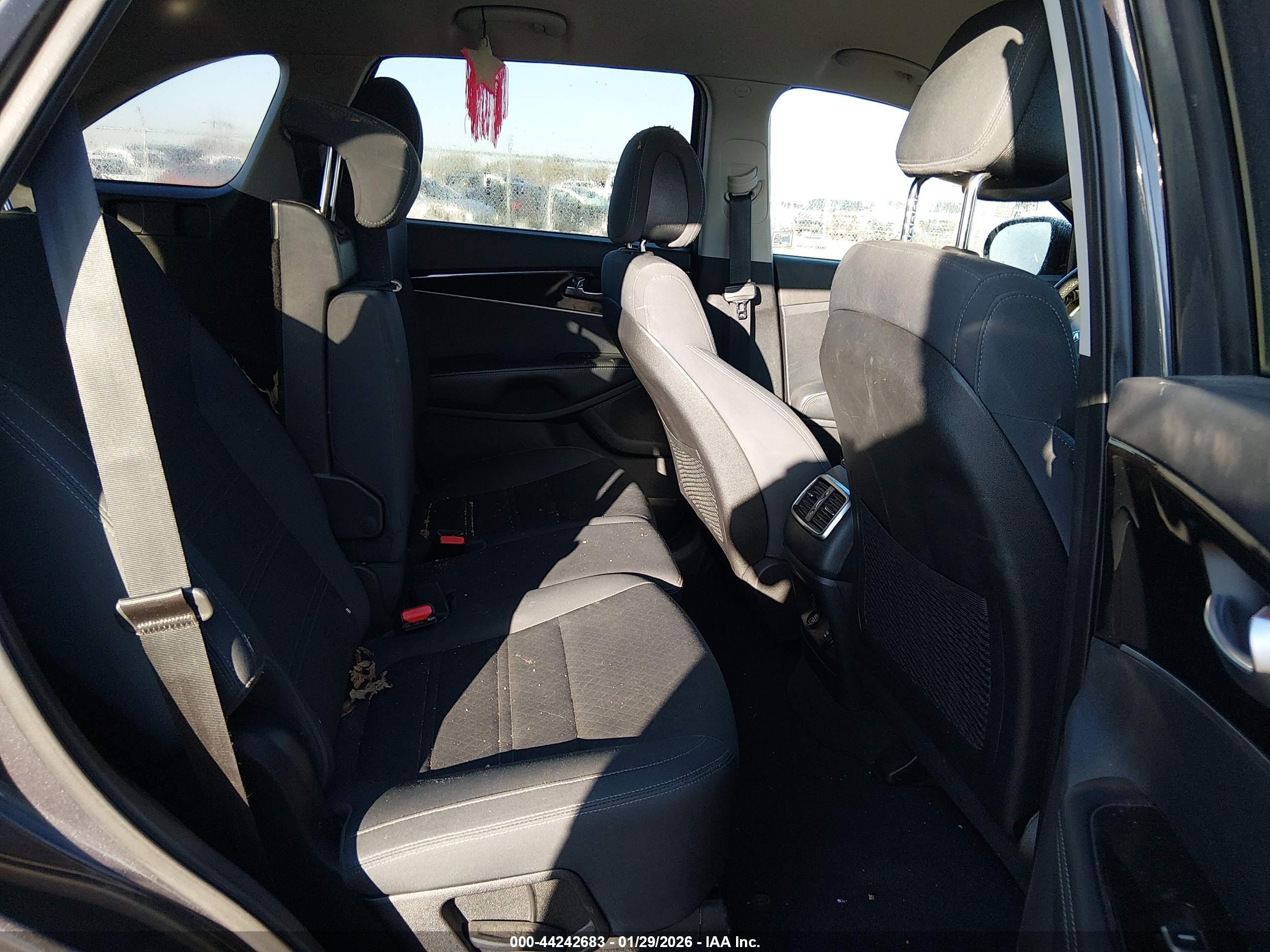 KIA SORENTO image 8