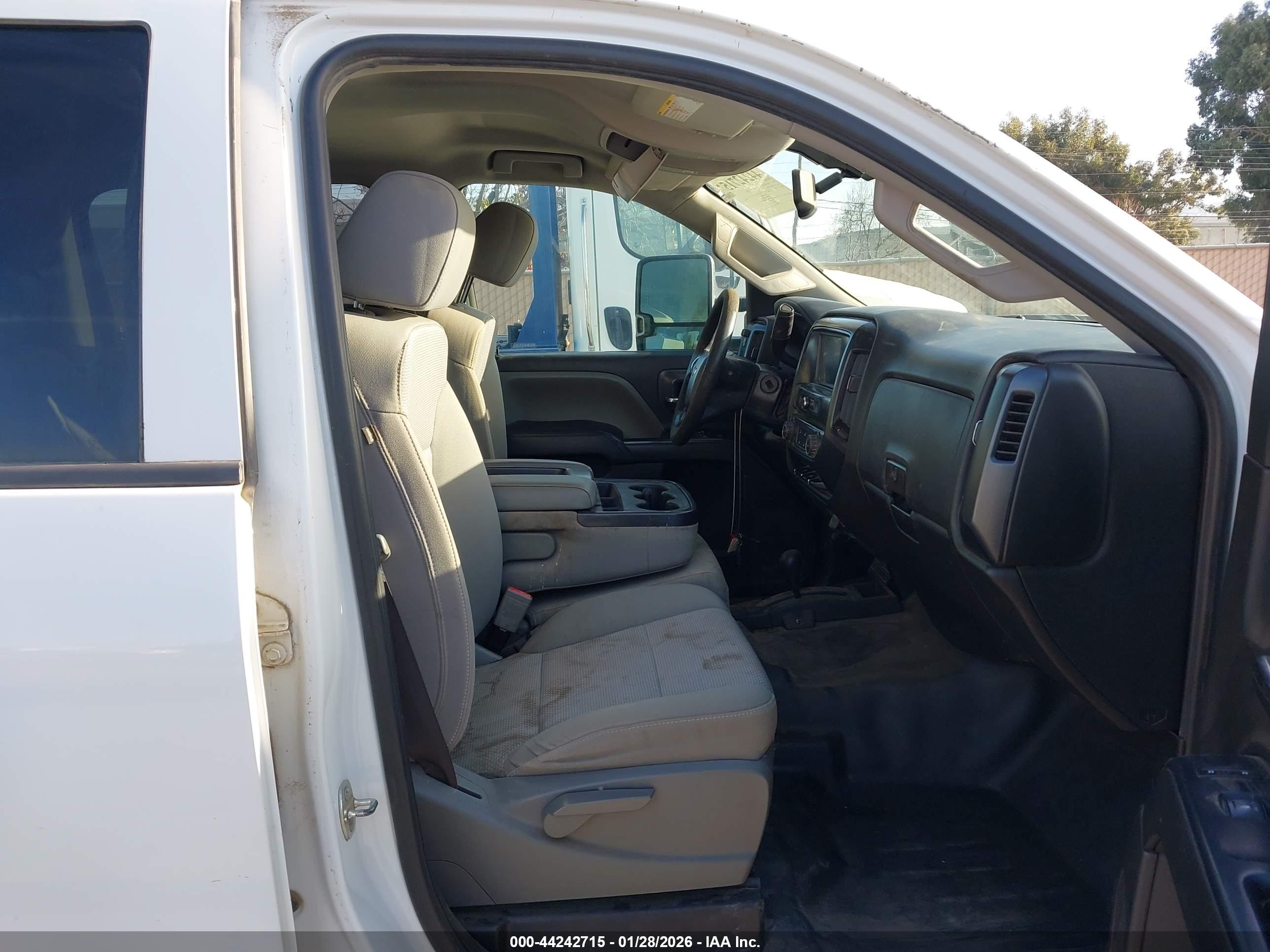 CHEVROLET SILVERADO image 5