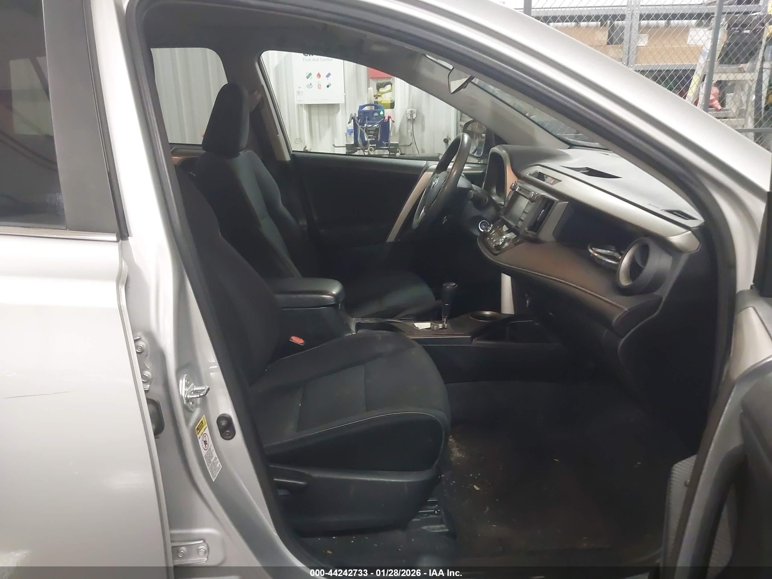 TOYOTA RAV4 image 5