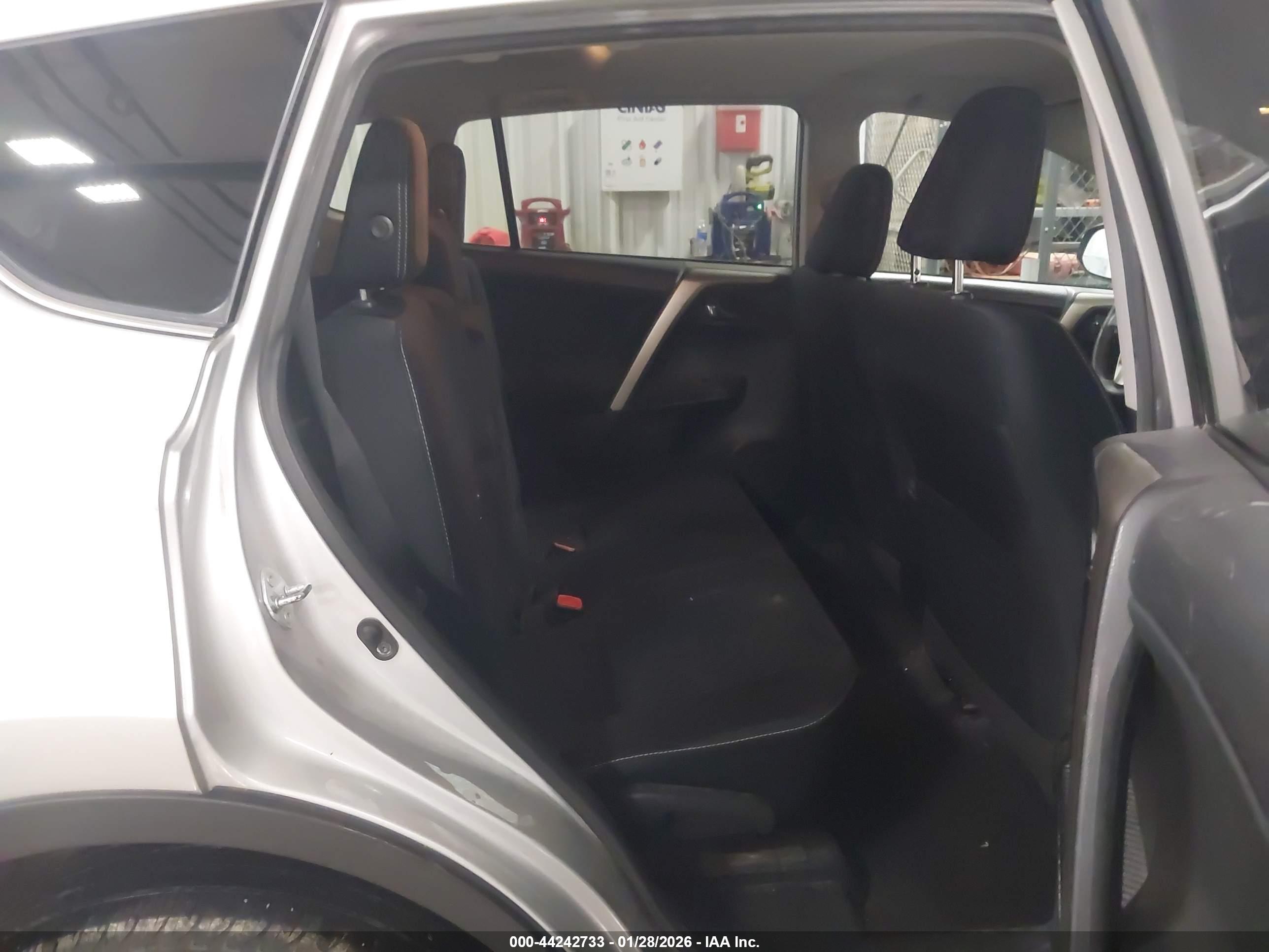 TOYOTA RAV4 image 8