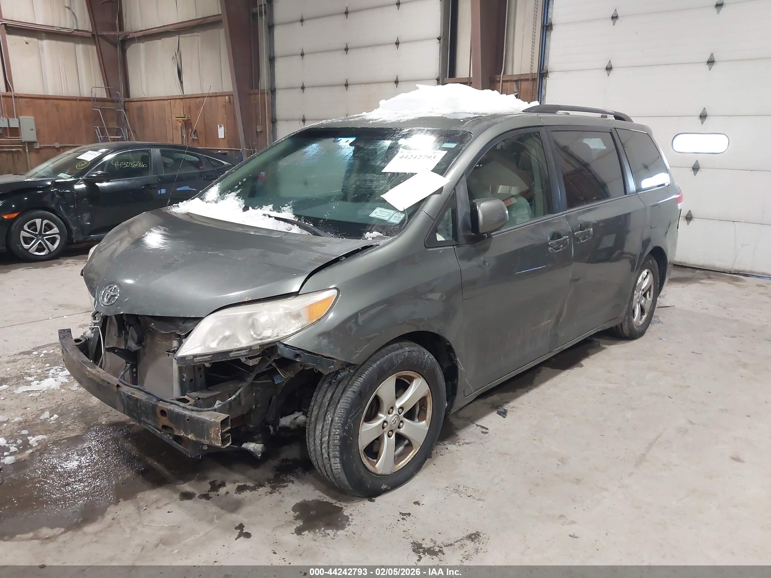 TOYOTA SIENNA image 2