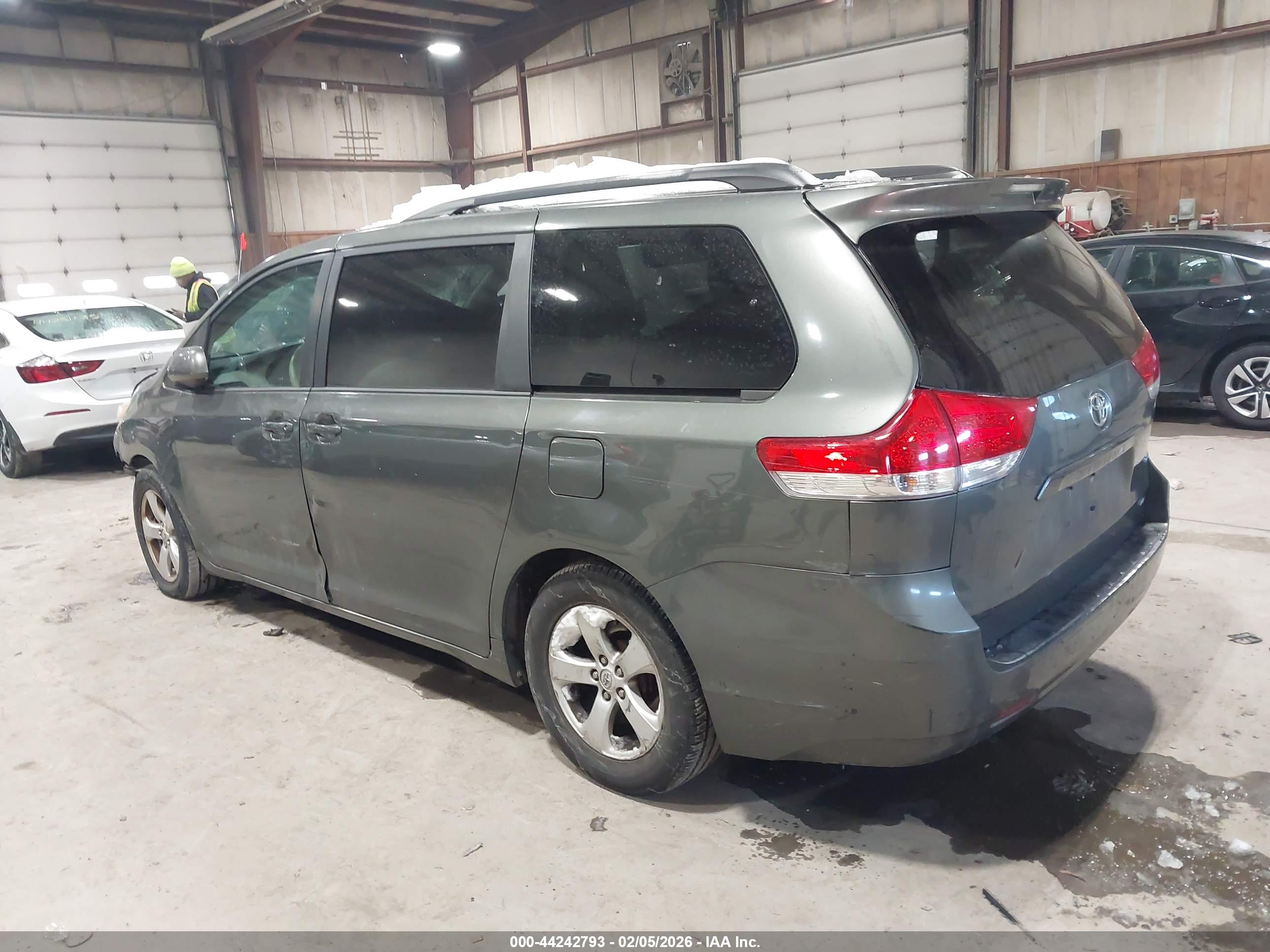 TOYOTA SIENNA image 3
