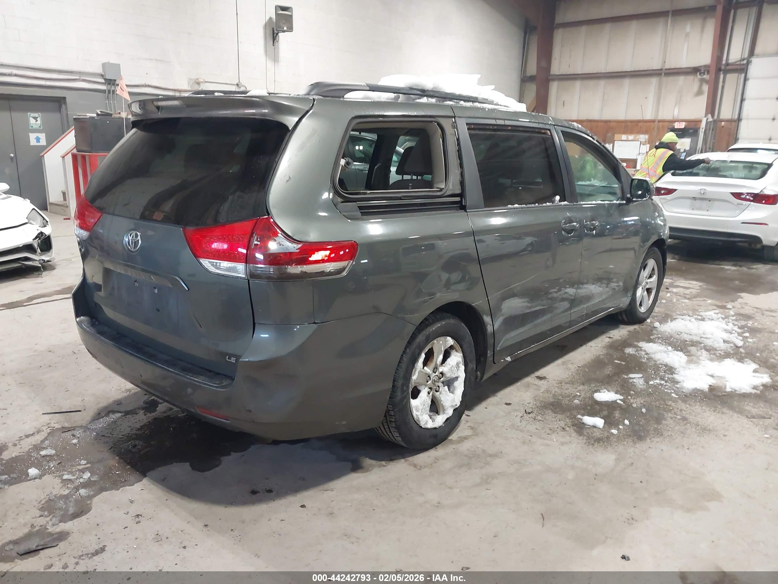 TOYOTA SIENNA image 4