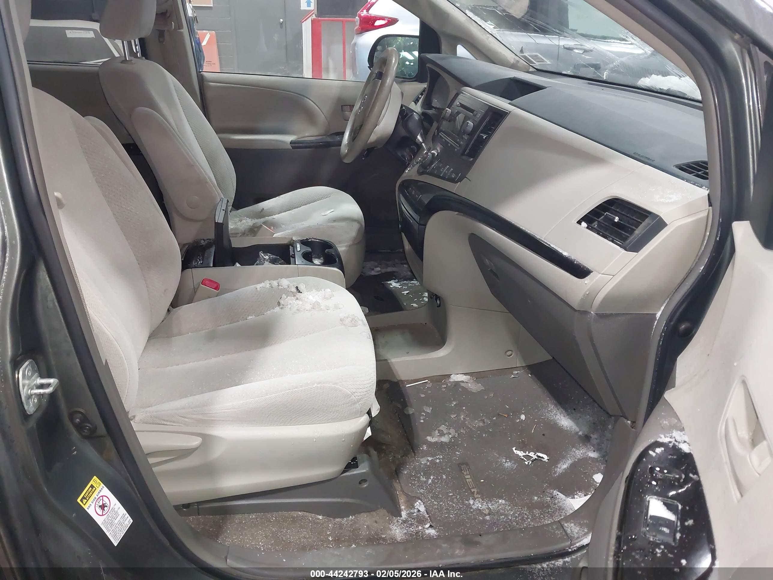TOYOTA SIENNA image 5
