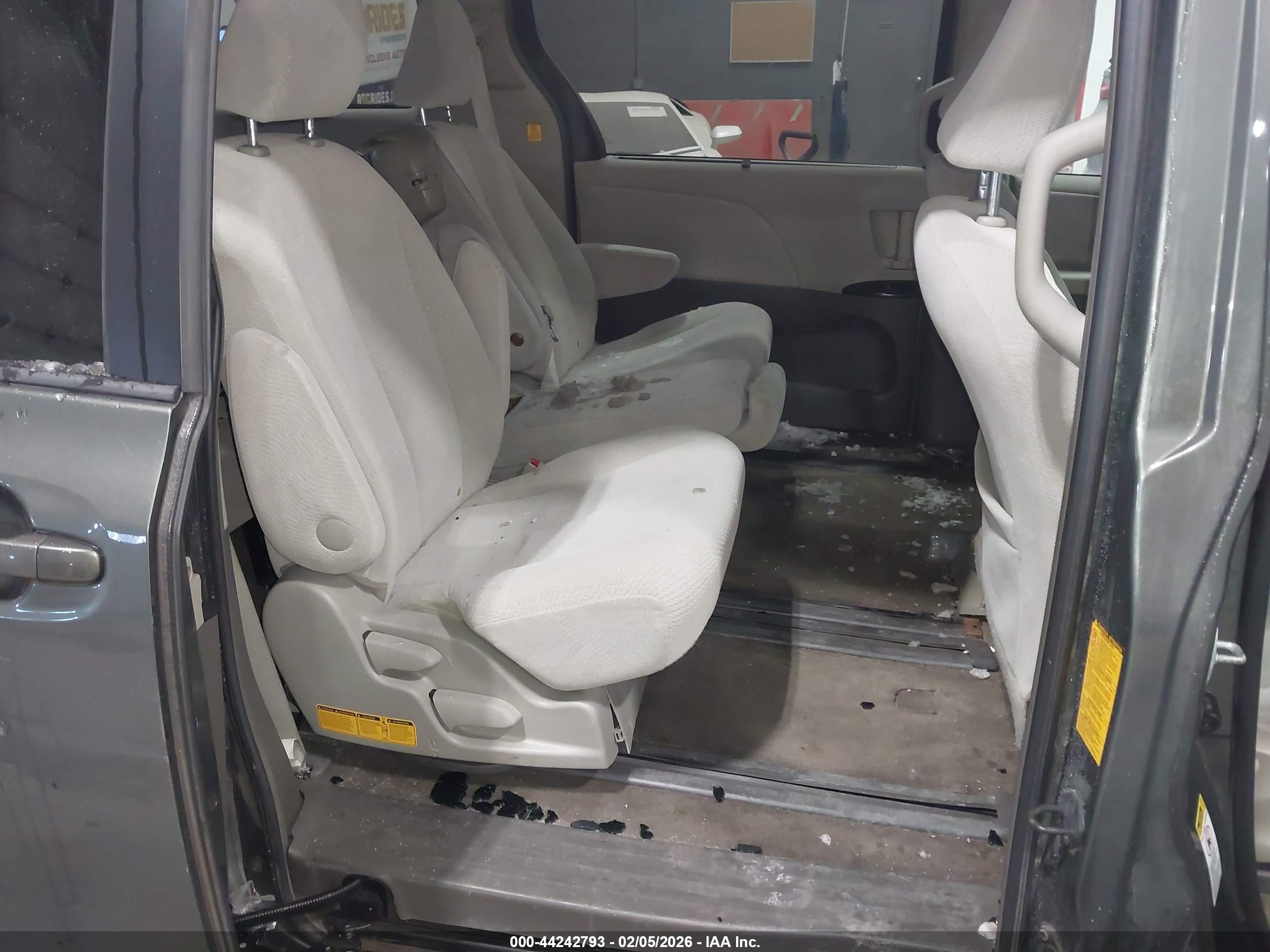 TOYOTA SIENNA image 8