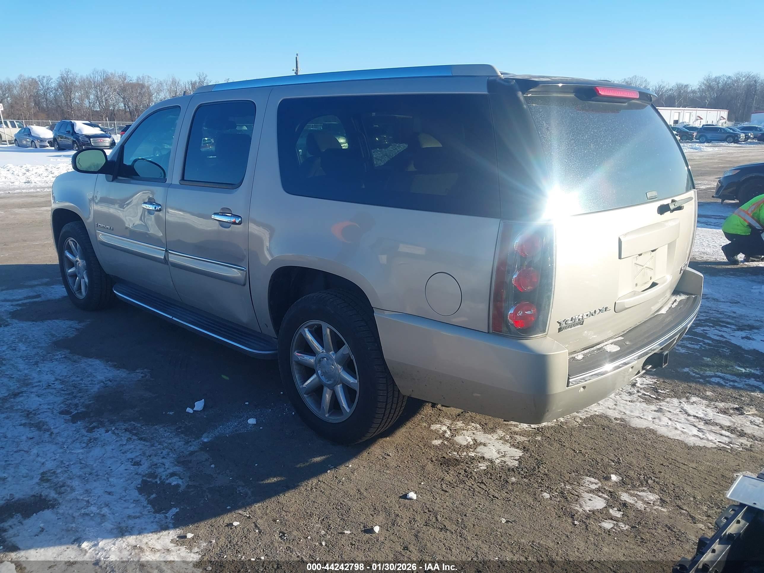 GMC YUKON image 3