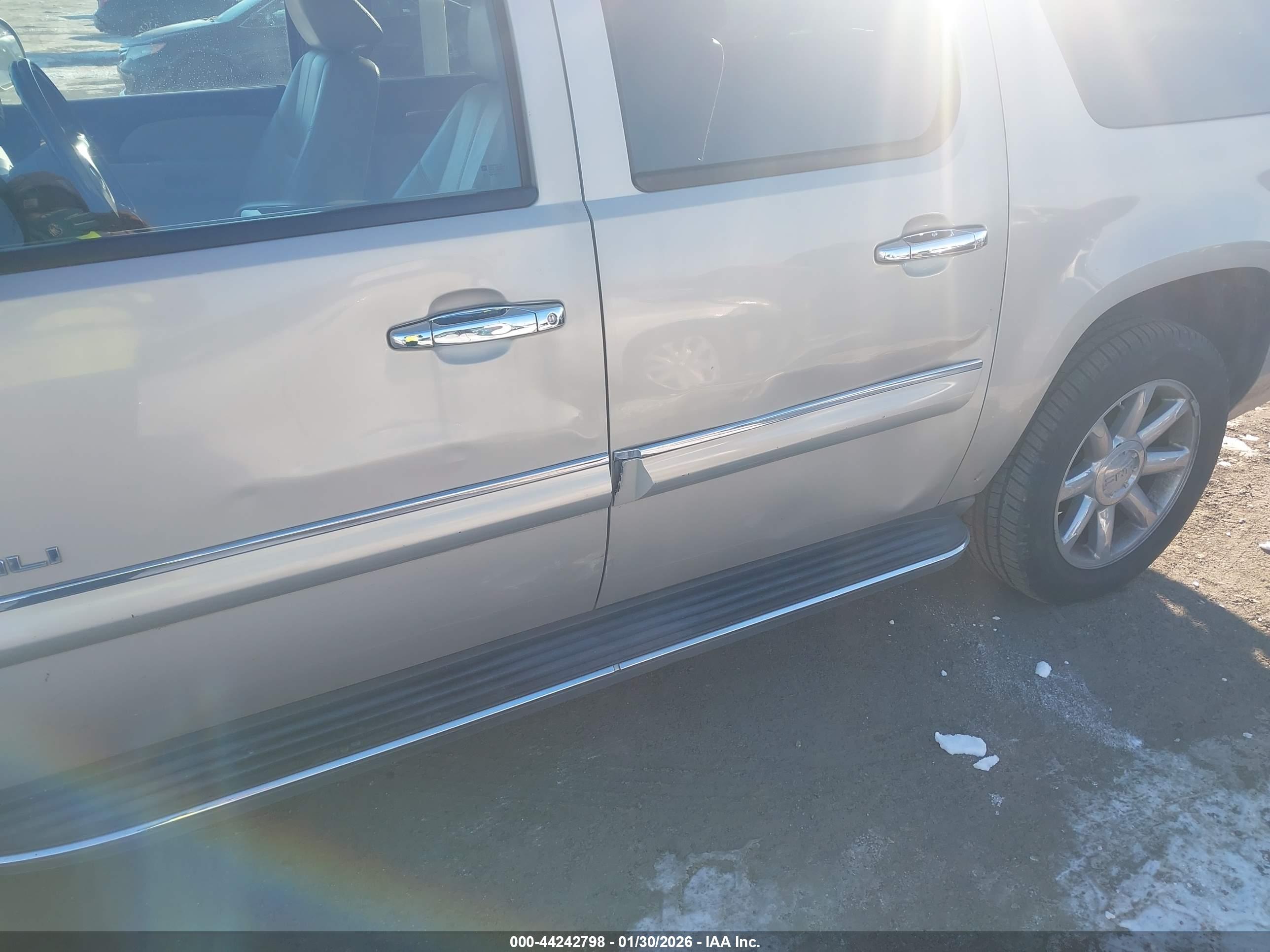 GMC YUKON image 6