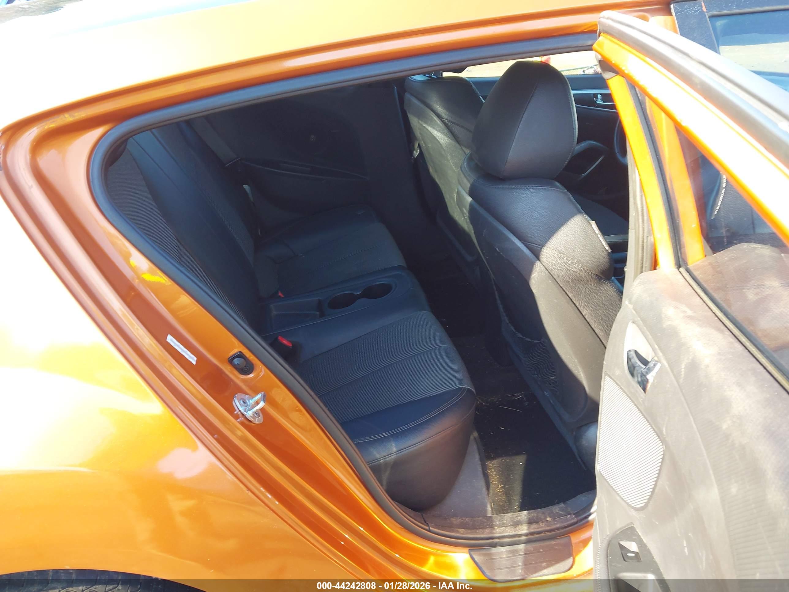 HYUNDAI VELOSTER image 8