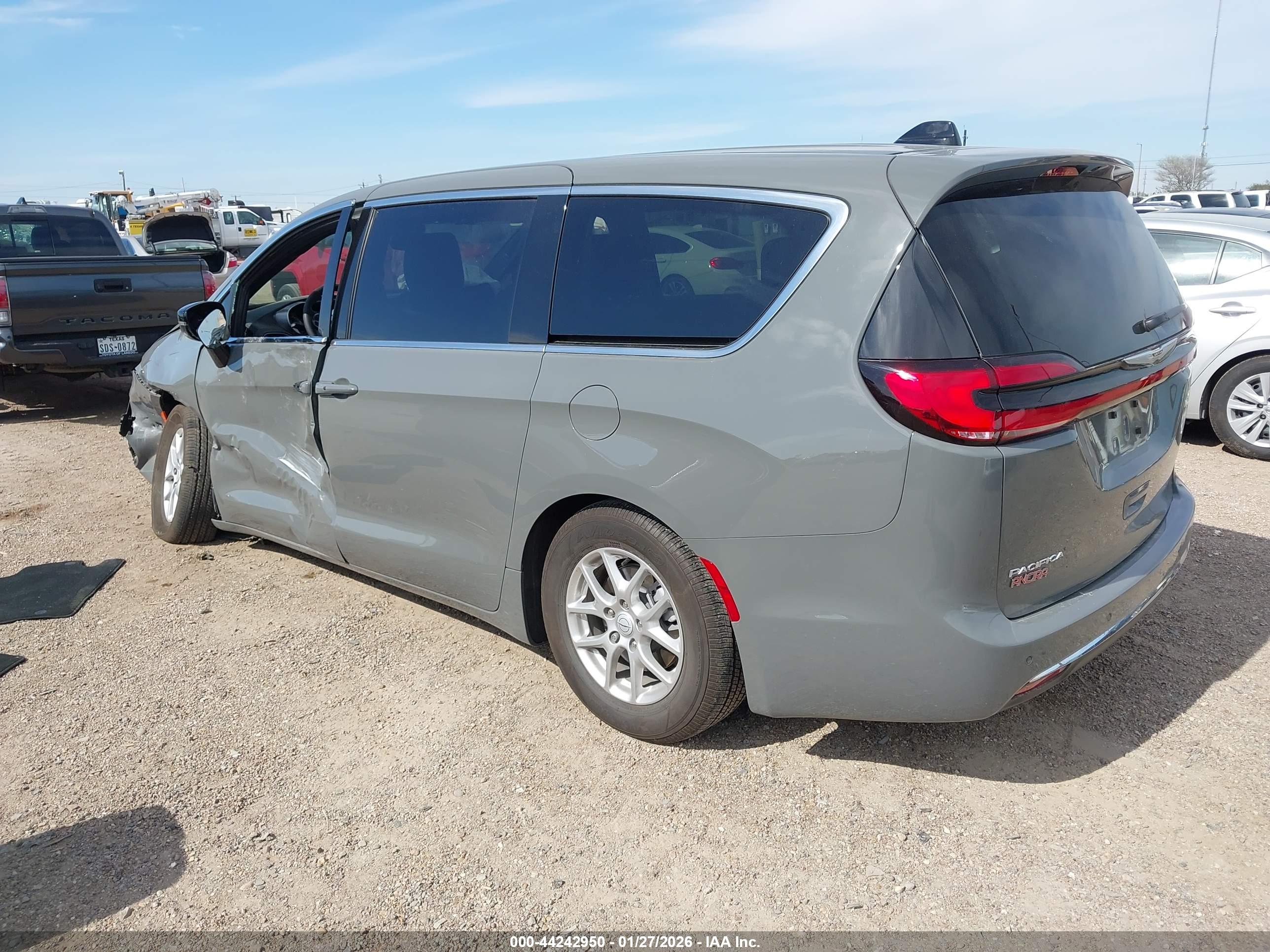 CHRYSLER PACIFICA image 3