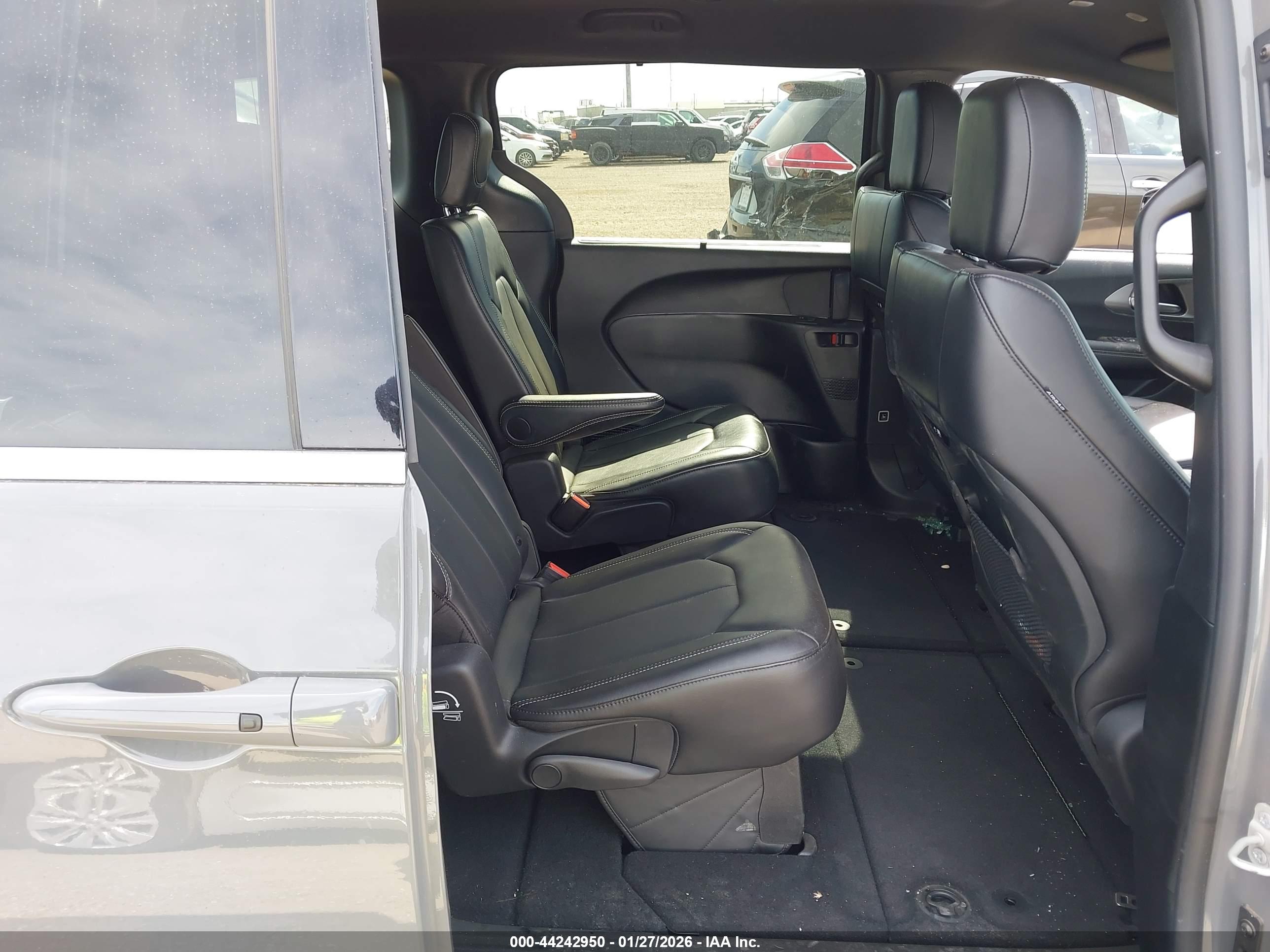CHRYSLER PACIFICA image 8