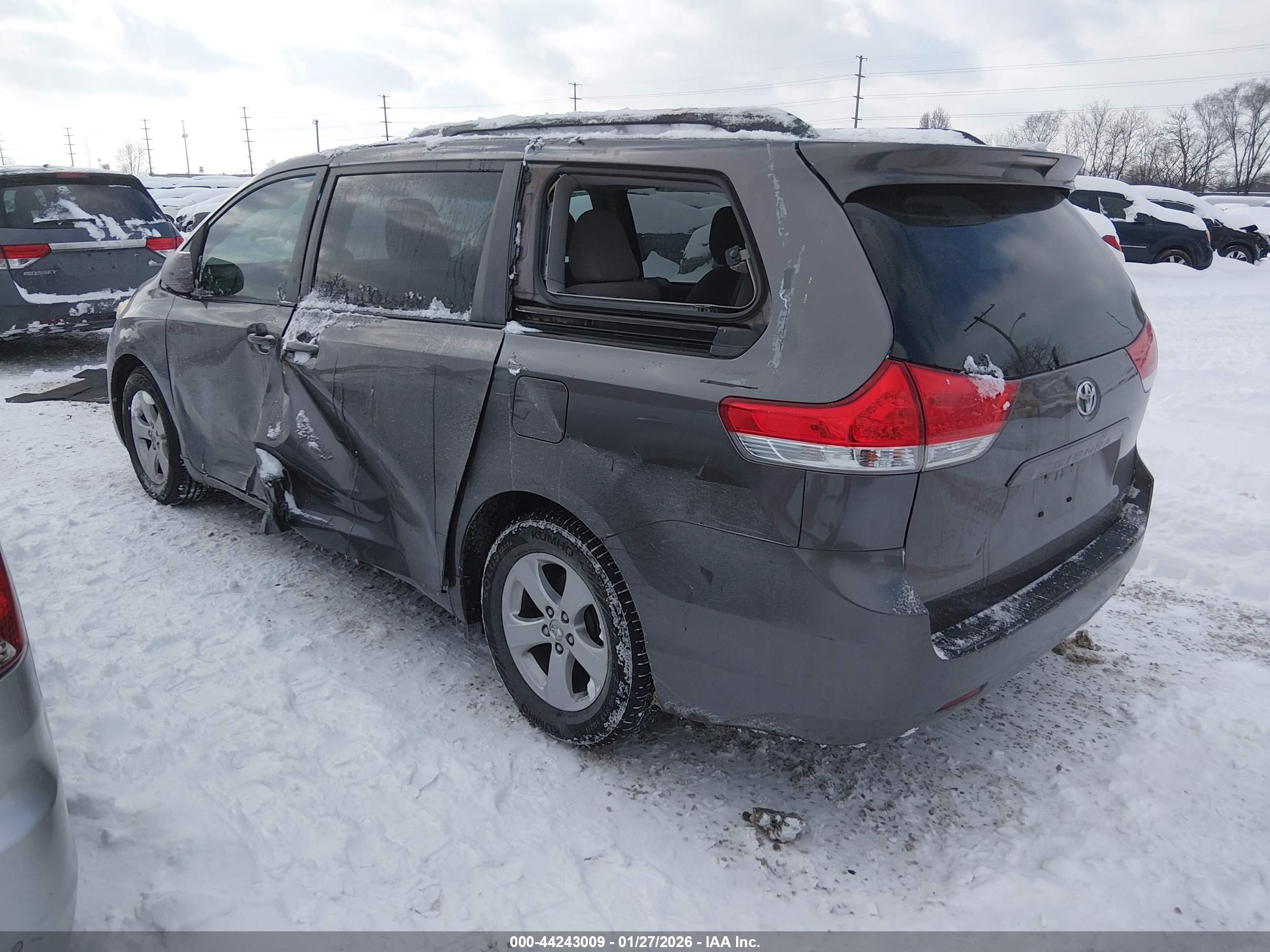 TOYOTA SIENNA image 3