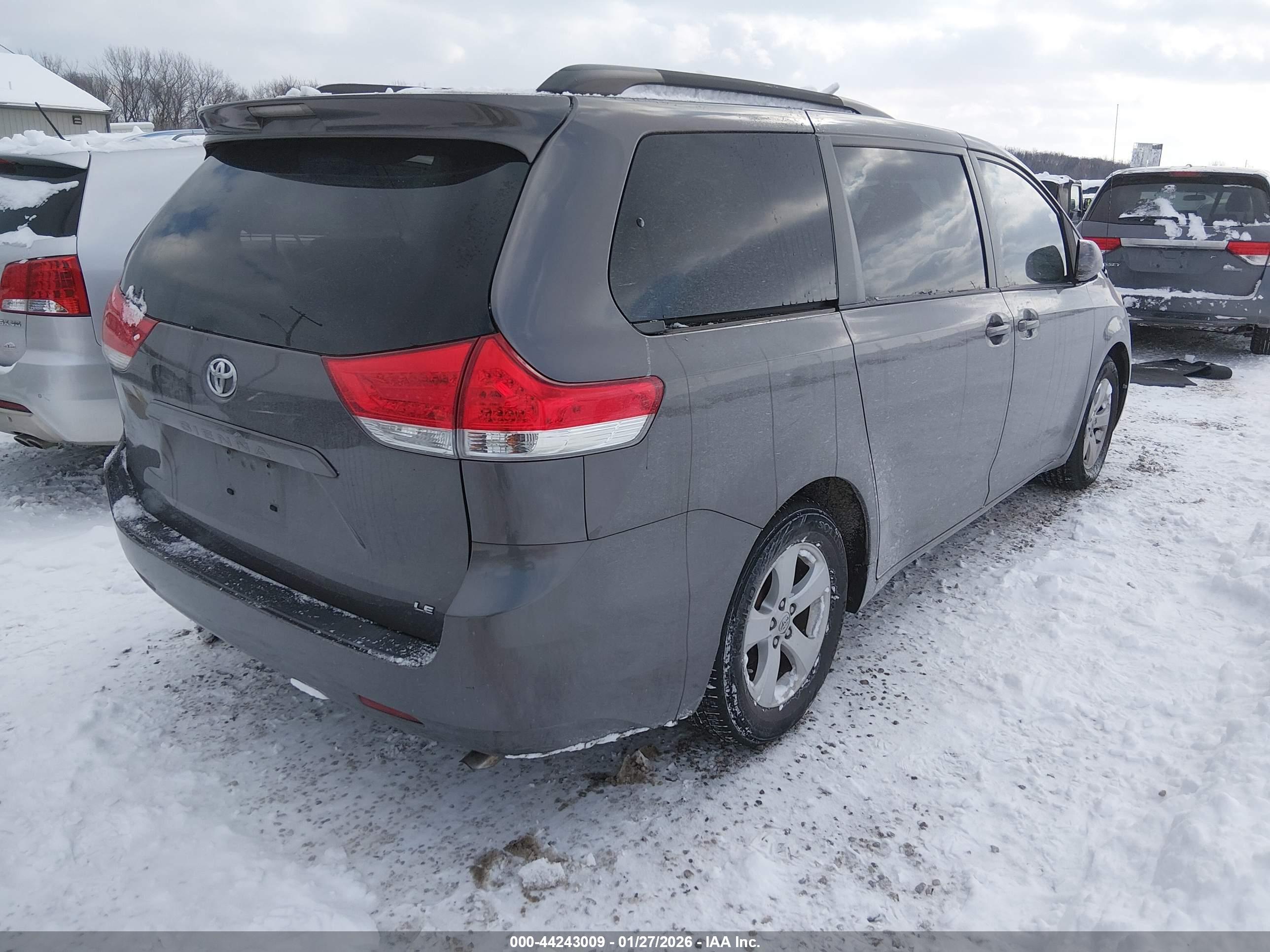 TOYOTA SIENNA image 4