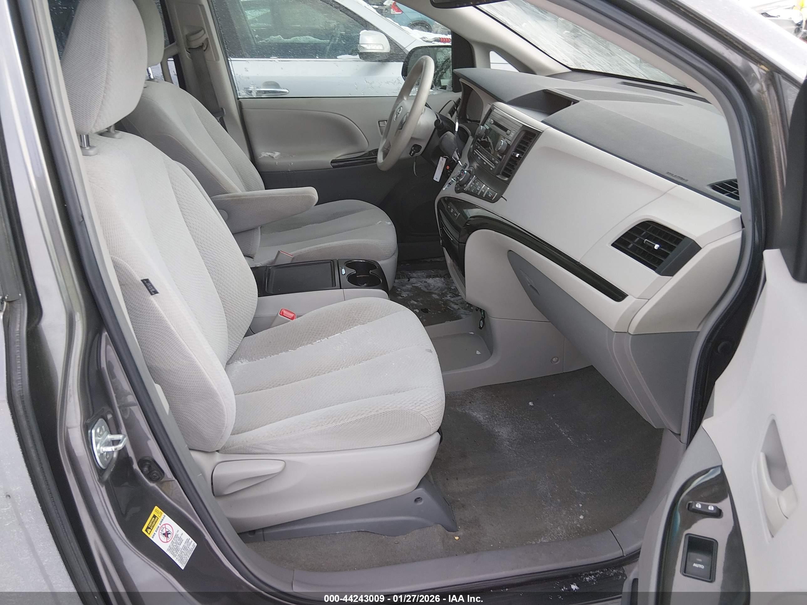 TOYOTA SIENNA image 5